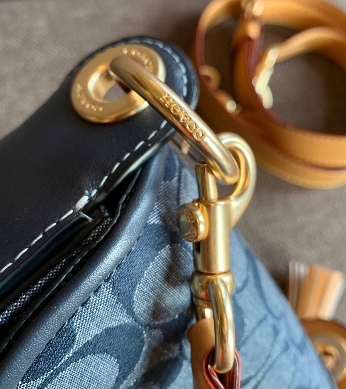 COACH KLEO IN SIGNATURE CHAMBRAY ((C8512)) / Kleo Shoulder Bag 23 In Signature Chambray 📣พร้อมส่งที่ไทย กับคอลเลคชั่นใหม่ล่าสุด ที่คุณต้องมี! สุดคุ้ม! กระเป๋าหิ้ว//ไคล้องไหล่//หรือสะพายข้างได้ วัสดุผ้า Chambray ทอลายแบรนด์ตัดขอบหนังแท้ได้สวยงามค่ะ