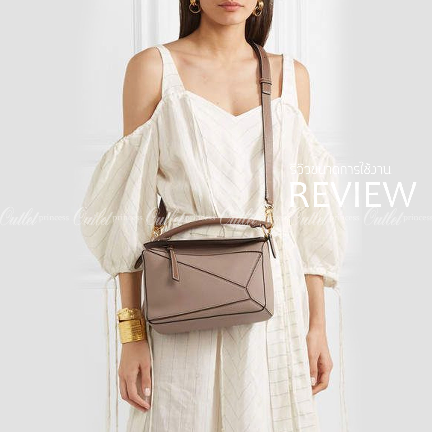 Loewe Puzzle Bag In Classic กระเป๋าทรง Puzzle นี้ออกแบบโดย Jonathan Anderson โดยได้รับแรงบันดาลใจในการออกแบบมาจากรูปทรงของลูกรักบี้ ดังนั้น จึงจะเห็นได้ว่าการตัดเย็บและรูปทรงของกระเป๋านั้นคล้ายคลึงกับลูกรักบี้ รูปทรงดูมินิมอลไม่ทิ้งคอนเซ็ปต์ของแบรนด์ สามา