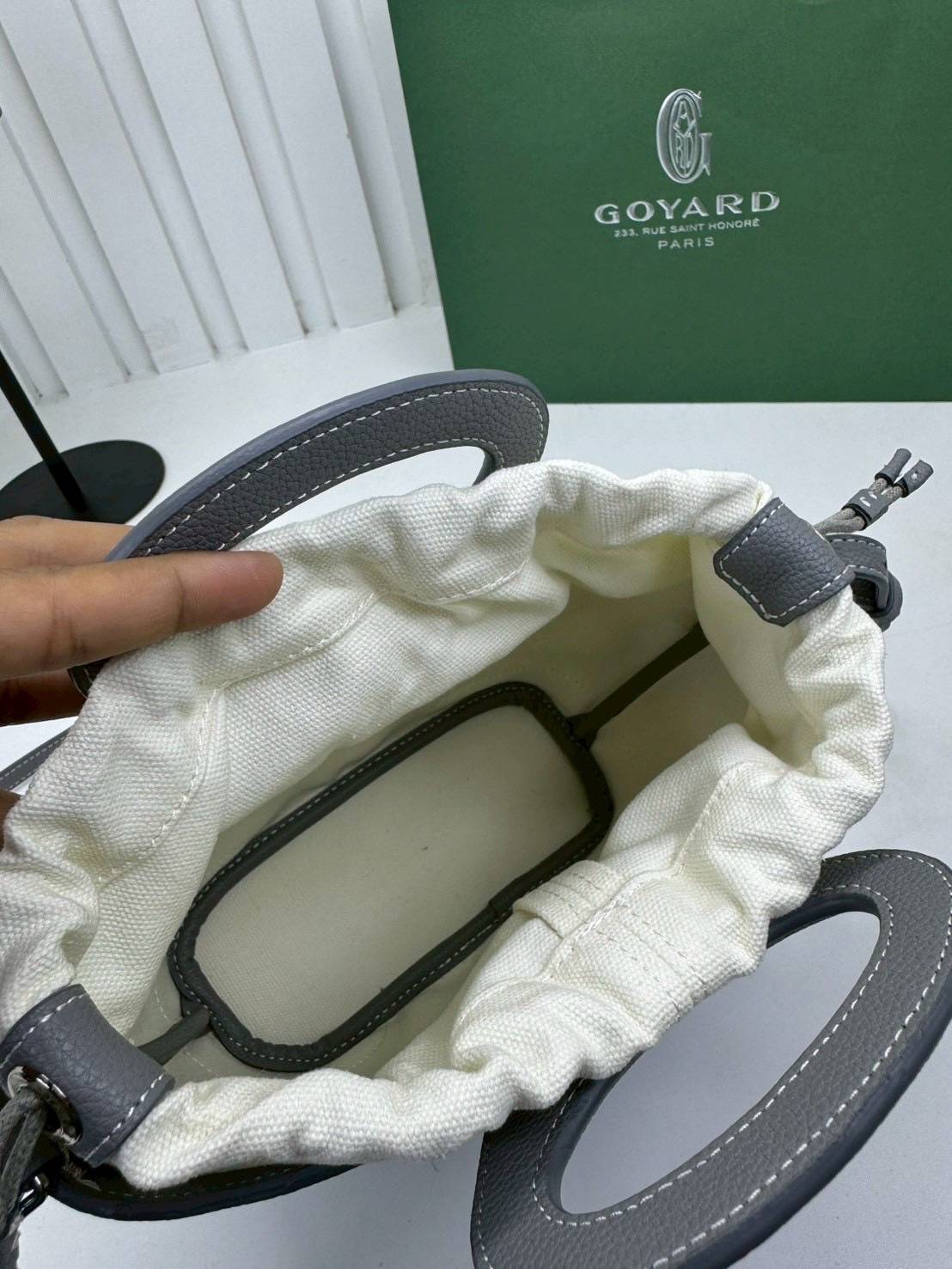 ORI หนังแท้ | Goyard Beluga Mini Bag กระเป๋าสะพายทรงบัคเก็ต พร้อมหูจับในตัว สะดวกใช้งาน ด้านในเป็นผ้าดีไซน์ผูก เพิ่มความน่ารักน่าใช้ สวยมากค่ะ