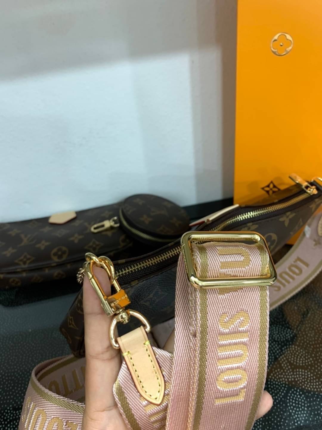 LV Multi Pochette Accessoires Monogram 3in1 เกรดออริจินอล กระเป๋าสะพายมัลติฟังก์ชั่น สุดฮอต สาวๆคลั่งกันหนักมาก ดีงาม ดีไซน์คลาสสิควินเทจ โดดเด่นด้วยดีเทลกระเป๋า 3 ใบ ขนาดกำลังสวย ประหยัดพื้นที่ เพราะเก็บแบบซ้อนใบด้านในได้ วัสดุหนังแคนวาส มาพร้อมสายคล้องโ