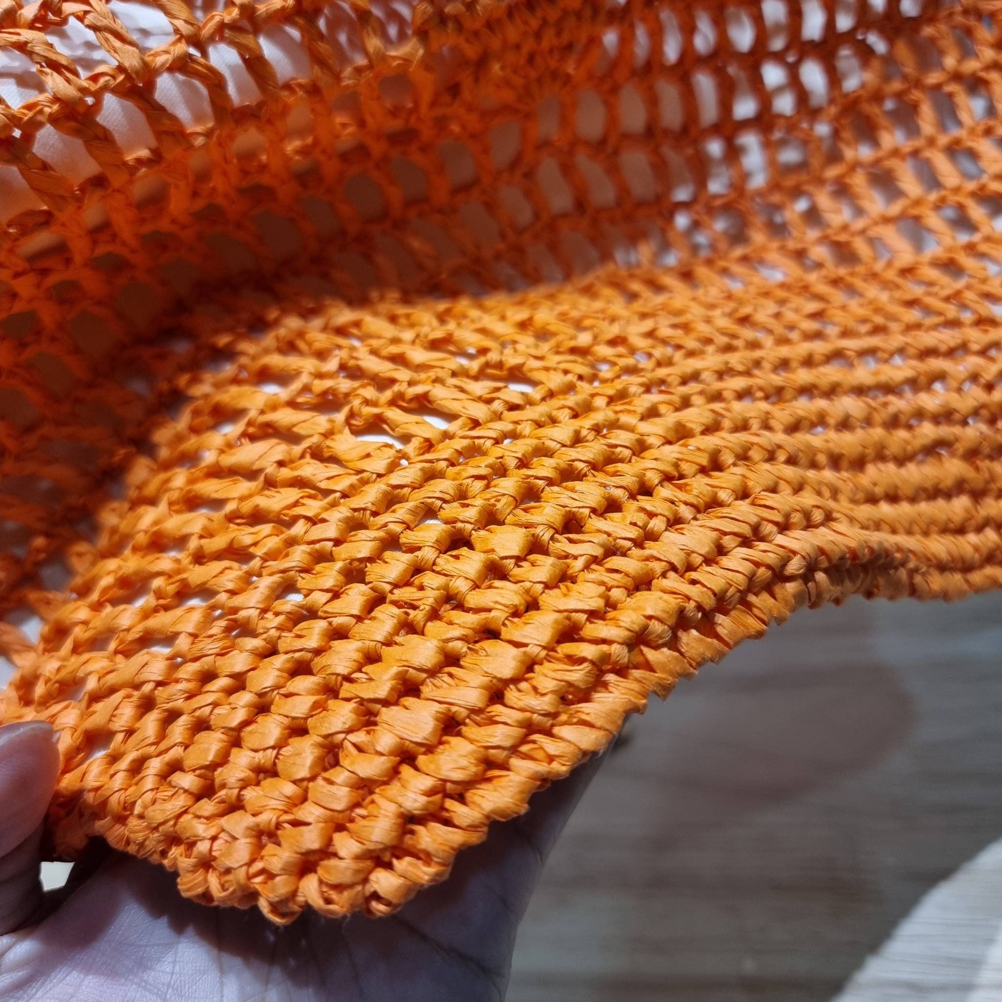 PRADA RAFFIA TOTE BAG สวยไม่ซ้ำใคร สไตล์บีช เหมาะมากกับการสะพายไปเที่ยวทะเล หรือจะใช้ในวันสบายๆก็ตอบโจทย์ กับกระเป๋าสะพายสานใบใหญ่ ตัวกระเป๋าเป็นวัสดุสังเคราห์จากธรรมชาติ สานทอเต็มใบออกมาเป็นลวดลายสวยงาม