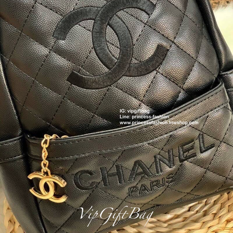 CHANEL CAVIAR BACKPACK (Premium gift bag) กระเป๋าสะพายหลัง วัสดุหนังคาเวียร์ ด้านหน้าปักโลโก้แบรนด์สวยงามมากๆค่ะ มีช่องซิปหน้าให้หนึ่งช่องพร้อมที่จับซิปเป็นอะไหล่แบรนด์ทอง หรูไปอีกนะคะ!! เปิดปิดช่องหลักแบบซิปหัวซิปปั้มแบรนด์ค่ะ ภายในกระเป๋าโล่งกว้าง ใส่ขอ