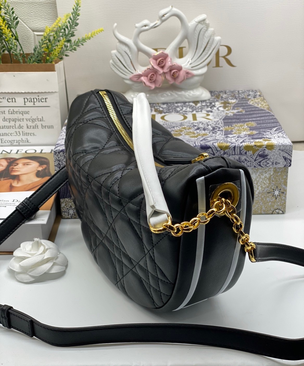 หนังแท้ DIOR MEDIUM DIOR VIBE HOBO BAG รุ่นใหม่ล่าสุด พร้อมส่งที่ไทย เกรดออริจินอลหนังแท้ สวยมากค่ะ ภาพสินค้าถ่ายจากงานขายจริง ใช้งานต่างประเทศได้