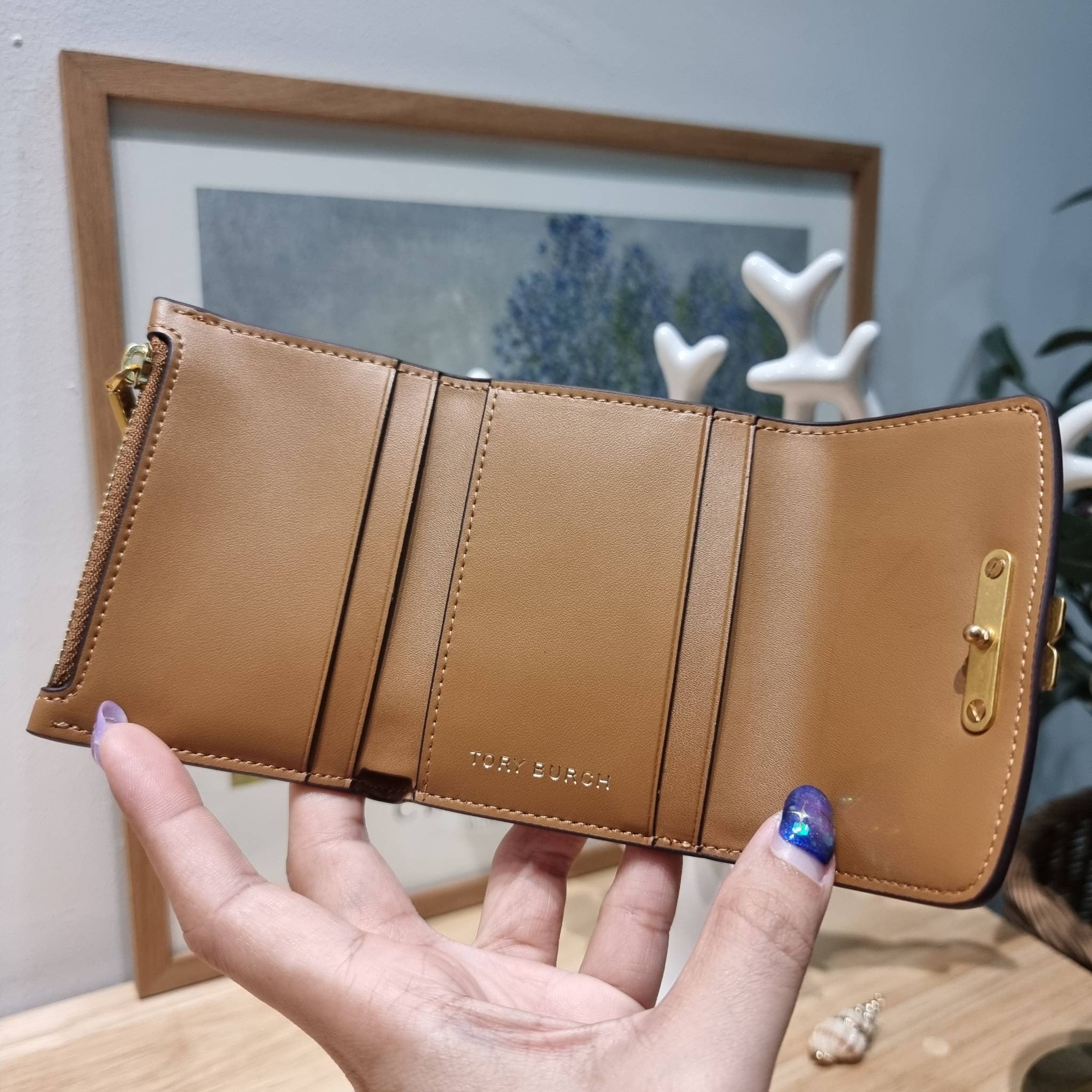 Tory wallet bag / TORY BURCH ELEANOR COMPACT WALLET กระเป๋าสตางค์ใบสั้นรุ่นขายดี แบบพับ ตัวมัมตัวแม่มากๆ ดูหรูหราทุกสี ดีไซน์คลาสสิค ขนาดกำลังพอเหมาะ โดดเด่นด้วยโลโก้สีทองดูแพง