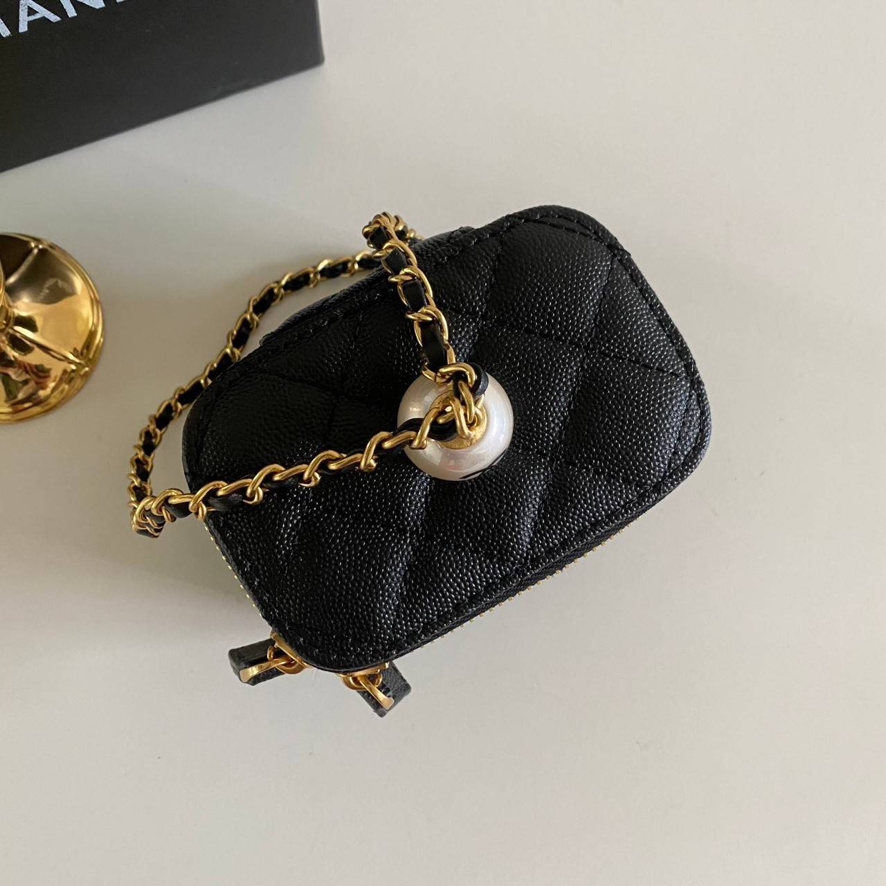 พรีเมี่ยมกิ๊ฟแท้ 100% 】หนังแท้ Chanel mini คล้องมือ น่ารักสุดๆ ซับในหนังสีทอง อะไหล่โซ่ทองสุดหรูป ไข่มุกปั้มโลโก้เลิศสุดควรมีเลยค่าา