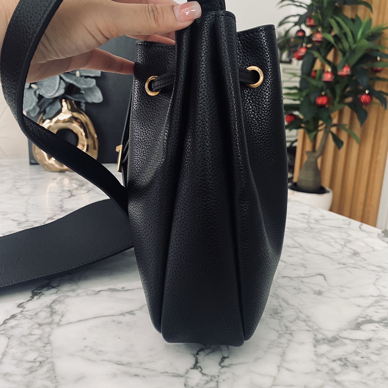 YSL PARIS VII flat hobo bag / YSL Bucket Bag กระเป๋าสะพายทรงโฮโบบัคเก็ต งานหนังเต็มใบ ฟังก์ชั่นสุดเลิศพร้อมเชือกรูด ดีไซน์รูปทรงใช้งานง่าย -- [รับตัวแทนกระเป๋า]