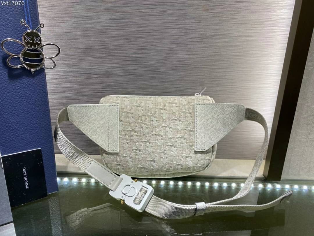 CHRISTIAN DIOR BEIGN AND OBLIQUE JACQUARD SADDLE BELT BAG / Dior Belt Bag เกรดใช้งานสลับของแท้ เกรดออริจินอล ภาพสินค้าถ่ายจากงานขายจริง ใช้งานต่างประเทศได้