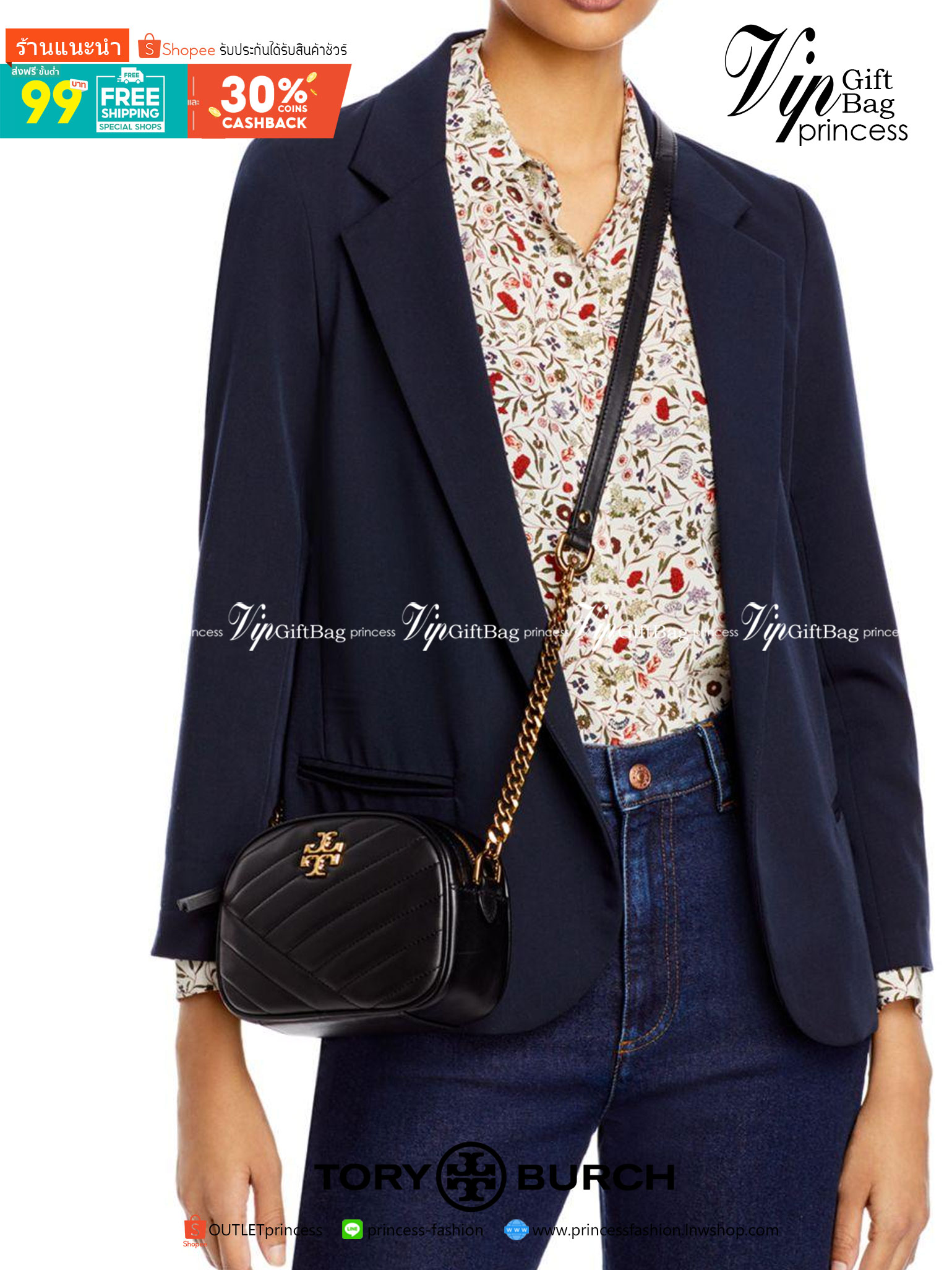 Tory Burch Kira Chevron Small Camera Bag กระเป๋าสะพายทรงกล่อง ซิปบน อะไหล่ทอง สายสะพายยาวแบบครอสบอดี้ งานสวยปั๊มทุกจุดเป๊ะทุกมุม เปิด - ปิดกระเป๋าด้วยซิป ด้านในโล่ง มีช่องซิป 1 ช่อง มาพร้อมสายสะพายยาว ปรับระดับได้ค่ะ