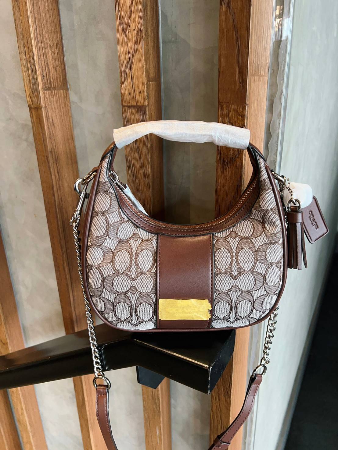 COACH CARMEN MINI CROSSBODY IN SIGNATURE JACQUARD กระเป๋ารูปทรงพระจันทร์โค้งมน น่ารักน่าใช้มากๆ!! เกรดท็อปออริ เกรดดีสุด สลับแท้ 1:1 ใช้ต่างประเทศได้