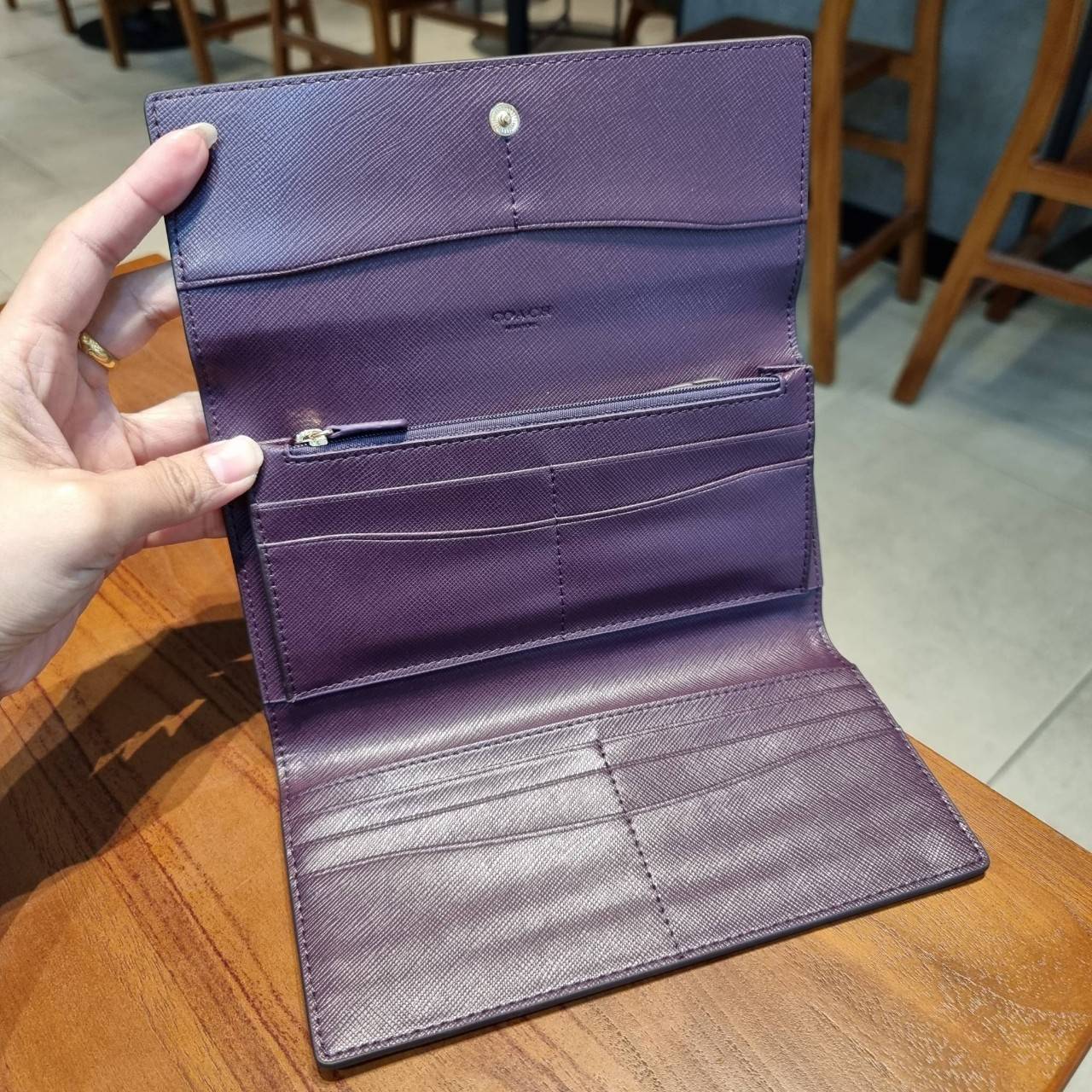 COACH F53763 TRIFOLD WALLET IN SIGNATURE กลับมาแล้วจ้า!! รุ่นขายดี!! 💓 ดีไซน์ใหม่ กระเป๋าสตางค์ใบยาว แถมที่ห้อยใส่บัตรแยกให้ (ถอดออกได้) น่ารักมากๆ ใช้งานง่าย เปิด-ปิดด้วยกระดุม ภายในใส่ธนบัตร ใส่บัตรได้เยอะ ใส่มือถือได้ไปอีก!! จุใจสุดๆ บอกเลยว่าใ