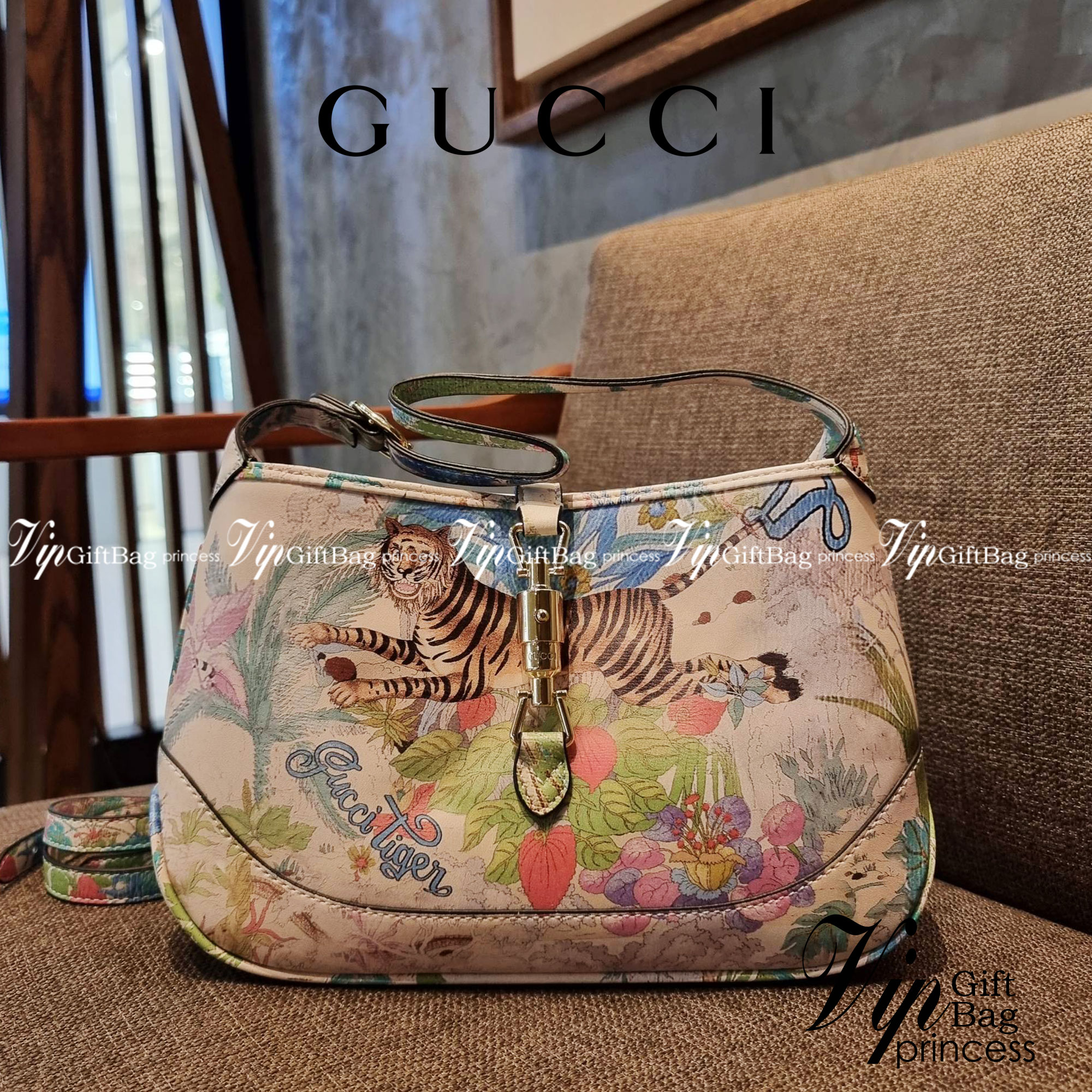 GUCCI SHOULDER BAG โปรเจคฉลองปีเสือ ปังฉุดไม่อยู่!! คอลเลคชั่นยอดฮิต GC multi bag ไซส์ใหญ่น่าสะพาย ดีไซน์ลวดลายชิคมากๆ!! โดดเด่นไม่ซ้ำใคร กับกระเป๋าสะพายวีไอพี พรีเมี้ยมกิ๊ฟที่จะทำให้หลงรักกันไปแบบสุดๆ มีดีเทลแฝงความหรูในตัว วัสดุหนังสังเคราะห์พรินท์ลายคม
