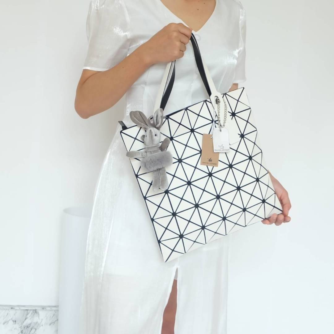 ทรงสุดฮิตจากแบรนด์ David Jones รุ่น Candy color ใบนี้ มาพร้อมกับน้องกระต่าย สีเข้า set กับกระเป๋าคะ กระเป๋า ทรง Tote