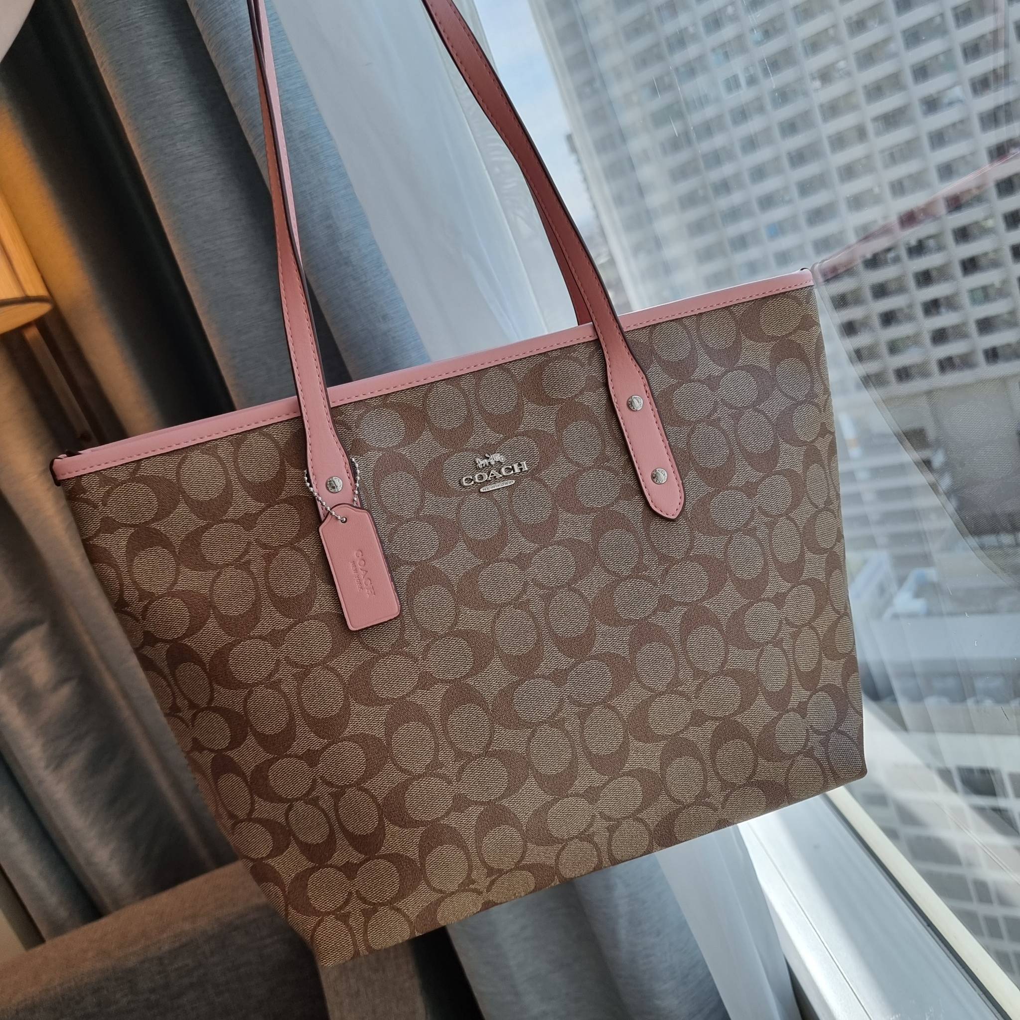 OUTLET 】COACH F58292 CITY ZIP TOTE IN SIGNATURE 16" รุ่นขายดี!! ไซส์ใหญ่ สีสวยมาให้แบบจัดเต็ม!! กระเป๋าถือทรงโท้ทใบใหญ่ สวยน่าใช้ทุกสี สะพายคล้องไหล่ได้เก๋ๆ จุของแน่นๆไปเลยจ้า!! วัสดุหนังแคนวาสคุณภาพ ปากกระเป๋าเปิด-ปิดด้วยซิป กันของหล่นได้ ถือไปไหนก็