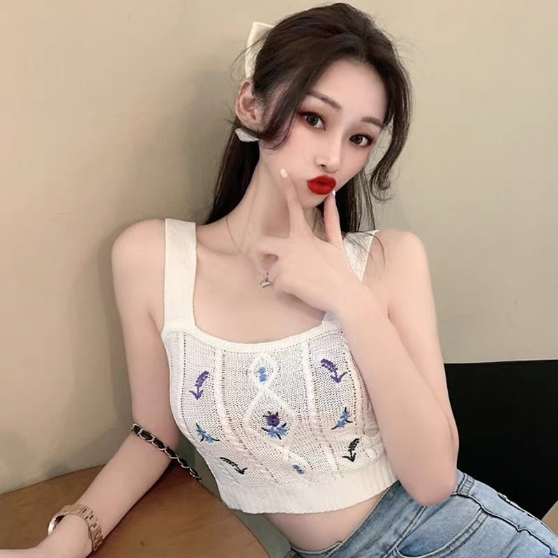 พร้อมส่ง - Floral Knit Crop Top เสื้อครอปไหมพรมถักสีขาวละมุน (IN37634)