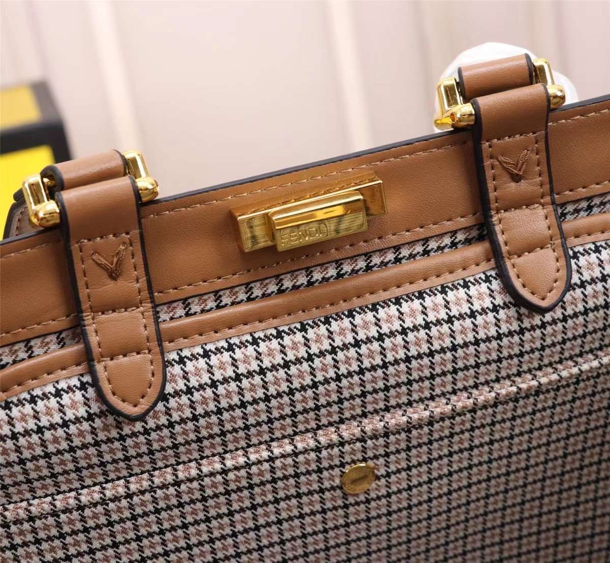 FENDI PEEKABOO X-TOTE BAG 40cm เกรดเทพออริจินอล FENDI MONOGRAM SHOPPING BAG สวยมงลงมากค่ะ กระเป๋าสะพายข้างได้ ถือได้ ใบใหญ่ลายโมโนแกรม FF สวยมากทรงนี้ใช้เป็น everyday bag ได้ จุใจใส่ของได้เยอะ ตัวกระเป๋าผลิตจากผ้าทออย่างดี อยู่ทรงสวย ภายในโล่ง สวยหรู ดูดี