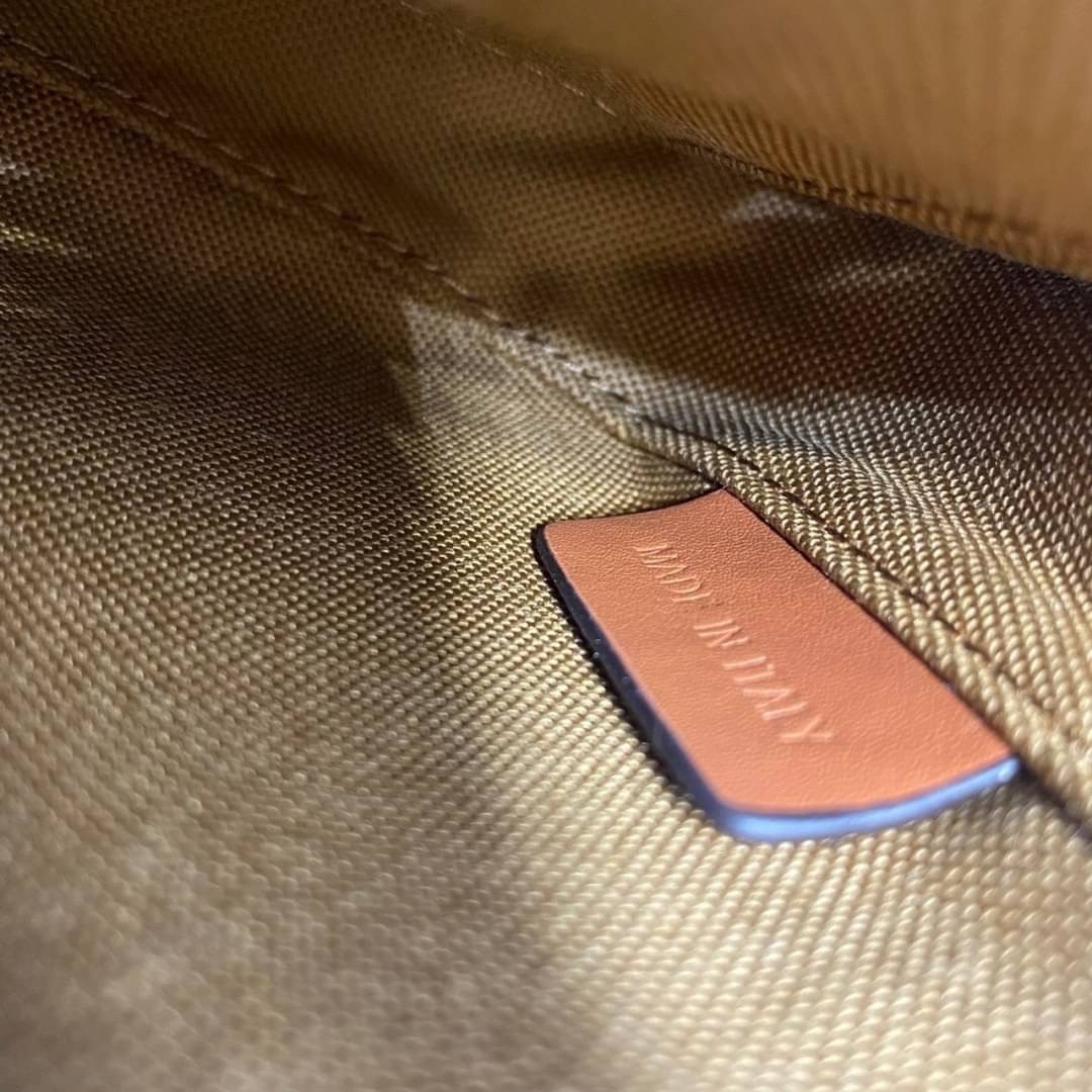 หนังแท้ CELINE MINI BESACE IN TRIOMPHE CANVAS AND CALFSKIN / CELINE CROSSBODY BAG กระเป๋าทรงครอสบอดี้ ลายโมโนแกรมวินเทจ รุ่นที่ดาราเกาหลีใช้กันเยอะมาก และเป็นอีกหนึ่งใบที่ครองใจสาวๆ ทั้งในไทยและเทศ วัสดุหนังแท้ทั้งใบ ขนาดกำลังดี น้ำหนักเบา รูปทรงน่ารักมาก