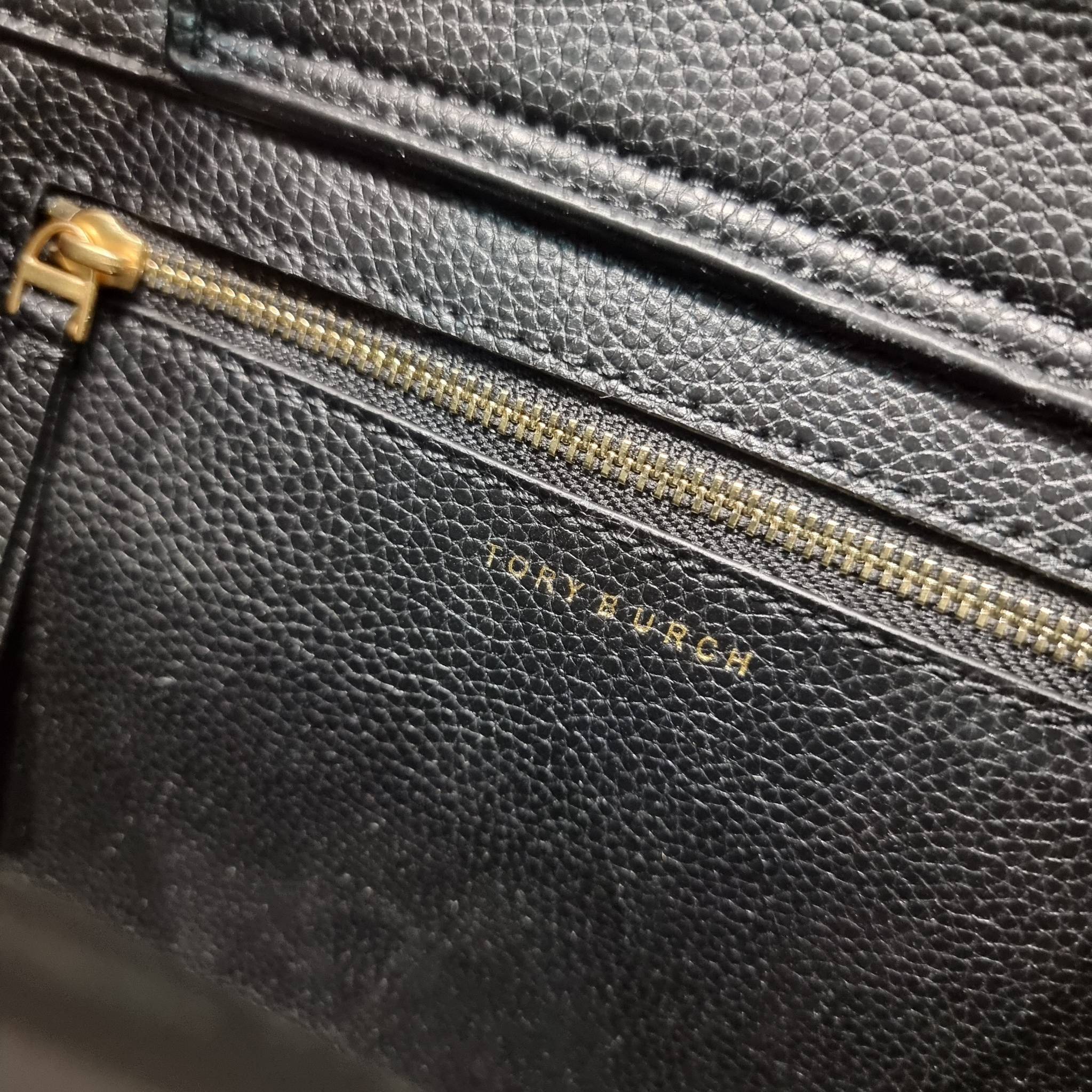 TORY BURCH MILLER TOP HANDLE SATCHEL ใหม่ล่าสุด กับกระเป๋าสะพายรุ่นยอดนิยม ที่มาในดีไซน์ top handle ให้สะดวกใช้ได้มากขึ้นด้วยหูจับในตัว โดดเด่นด้วยโลโก้สีทอง