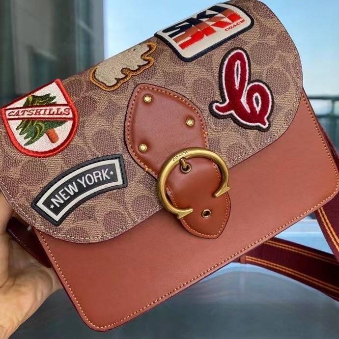 COACH BEAT SHOULDER BAG IN SIGNATURE CANVAS WITH PATCHES พร้อมส่งที่ไทย คอลเลคชั่นใหม่สุดปัง อลังเวอร์!//กระเป๋าถือ สะพายไหล่ลาย SIGNATURE ตกแต่งความเก๋ด้วยแผ่นแปะลวดลายที่มีเฉพาะจาก COACH คอลเลคชั่นนี้เท่านั้น