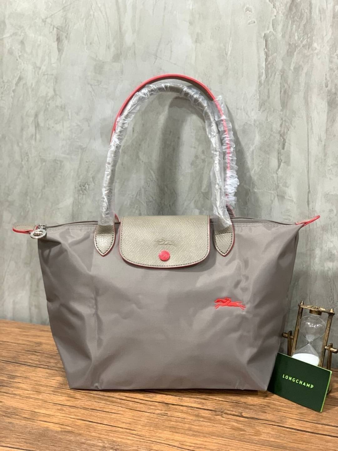 Longchamp LE PLIAGE Club (พร้อมส่ง 8 สี) TOTE BAG S กระเป๋ารุ่นยอดนิยม ที่สาวๆ ต้องมีไว้เก็บไว้สักใบ ด้วยตัวน้ำหนักกระเป๋า Longchamp เบาแสนเบา แต่จุของได้เยอะมาก สำหรับลุคทางการกึ่งลำลอง แฝงความสบาย ยามเดินทาง จุดเด่นอย่างหนึ่งของ กระเป๋าก็คือ สามาถพับเก็