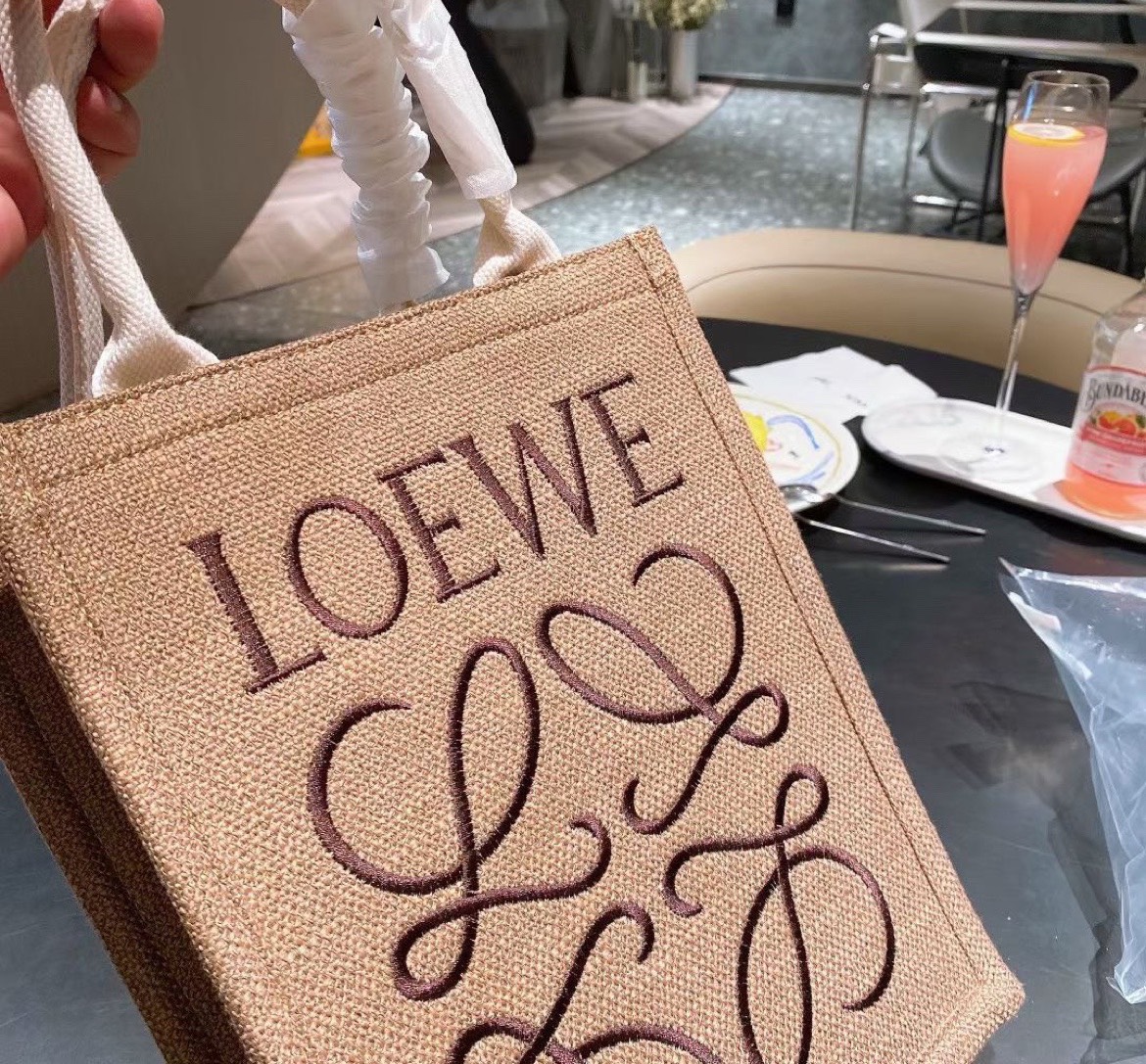 VIP GIFT 】LOEWE tote bag งานคอลเลคชั่นใหม่จาก LOEWE สไตล์วินเทจน่ารักมากค่ะ วัสดุผ้าอย่างดีปักแบรนด์ด้านหน้า พร้อมส่ง 2 สีค่า ครีมอ่อน และน้ำตาล น่ารักมากมาย ไปทะเลถือชิลๆ เก๋ไปอีกน้าาาา ^^