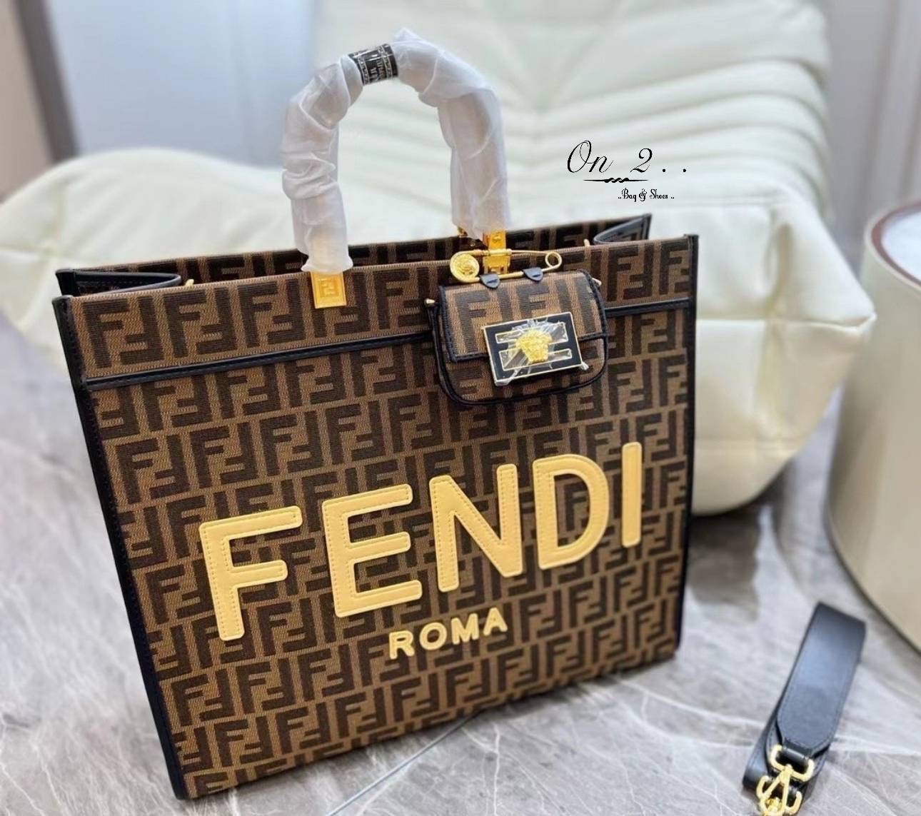 FENDI Tote Mejor Precio Febrero 2023 / FENDI SHOPPING BAG กระเป๋าสะพายโท้ท เซต 2 in 1 ลายFF ทรงนี้คือทรงสุดฮิตใช้งานง่ายใส่ของได้เยอะช่องใหญ่ งานปั้มแบรนด์ทุกจุดงานจริงสวยมาก สวยหรูพร้อมส่งค่ะ