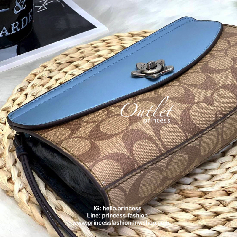 COACH FLAP CLUTCH BAG กระเป๋าคล้องมือใบใหญ่ วัสดุ pvc อย่างดี ด้านหน้ามีช่องใส่ของหนึ่งช่อง เปิดปิดช่องหลักแบบซิปที่ตับเป็นสายคล้องมือได้ในตัว ภายในกว้าง ใส่ของได้เยอะเลยค่ะ มีช่องใส่บัตร 6ช่อง เป็นอีกรุ่นที่น่าใช้ แนะนำควรมีไว้สักใบค่ะ มีมาพร้อมส่ง 2สีน่