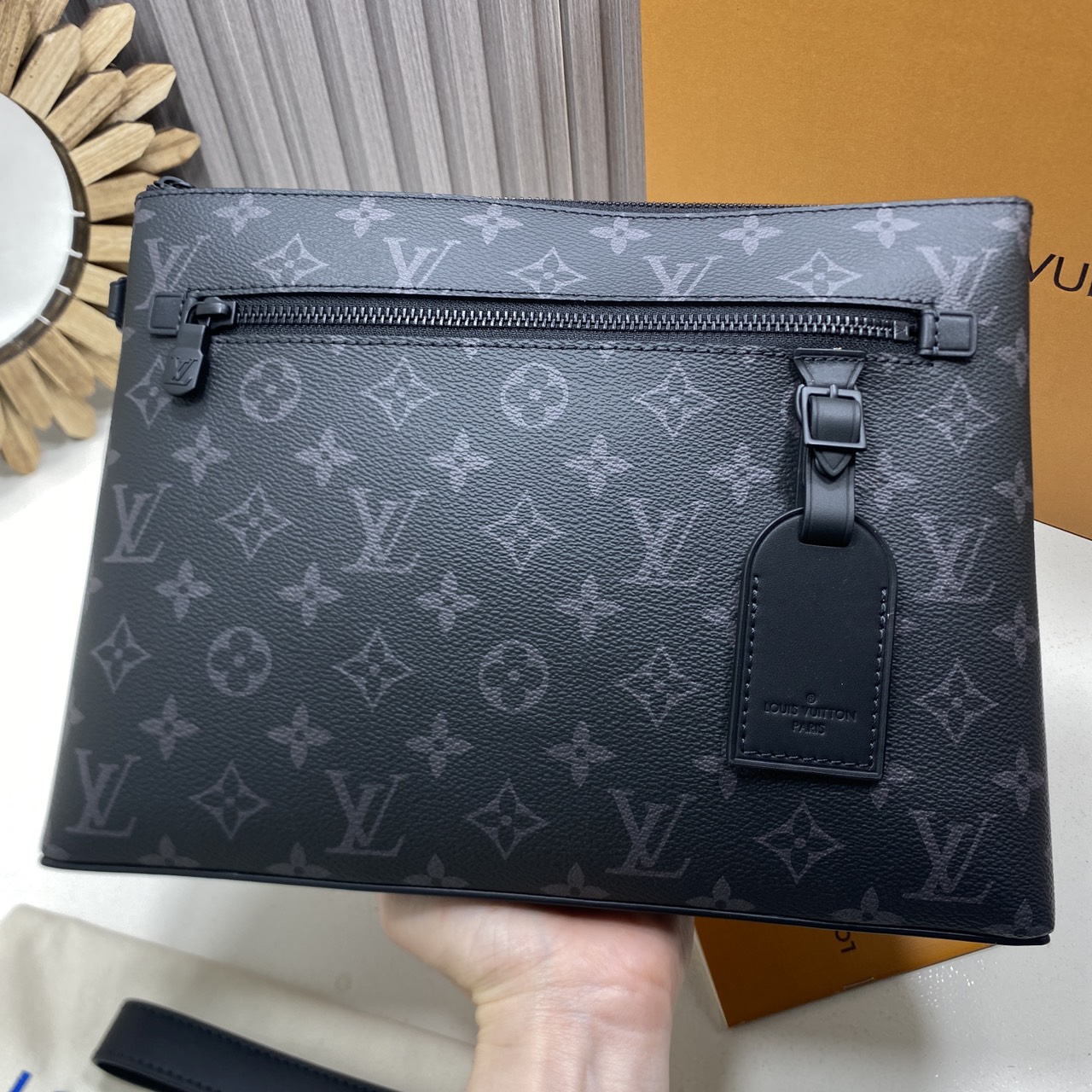 TOP ORI หนังแท้ | LV Takeoff Pouch Clutch Bag กระเป๋าทรงคลัช แคนวาสสุดคลาสสิกของเมซง มีขนาดกะทัดรัดสามารถพกพาแทนกระเป๋าเอกสารแบบดั้งเดิม ช่องกระเป๋าหลักขนาดใหญ่เพียงพอสำหรับใส่แท็บเล็ต