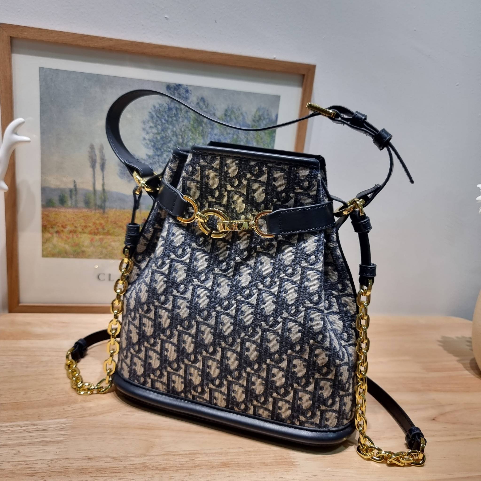 CD MEDIUM C'EST BAG 25cm / Dior bucket bag พร้อมส่ง กระเป๋าสะพายสุดคลาสสิค ดีไซน์หรู มีดีเทลสวยไม่ซ้ำใคร อะไหล่ออกแบบมาเป็นตัวซีดี **ล็อทราคาพิเศษสุดคุ้ม