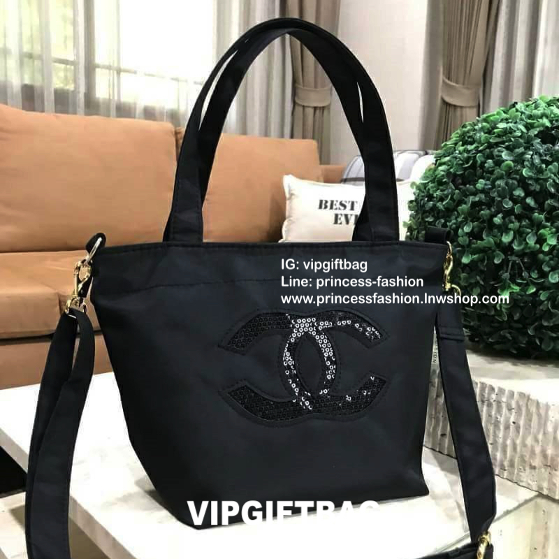 Chanel Beaute Black Sequin Shopping Bag กระเป๋าสะพาย ShoppingBag พรีเมี่ยมกิ้ฟ Limited Edition ของแท้นำเข้าจากเคาน์เตอร์ Chanel Beaute รุ่นใหม่ขนาดมินิประดับคริสตัลสีดำโลโก้ CC สุดคลาสสิคเปิดปิดด้วยซิปหัวซิปแบรนด์ ภายในมีโลโก้และช่องซิป ซับใน Polyester 10