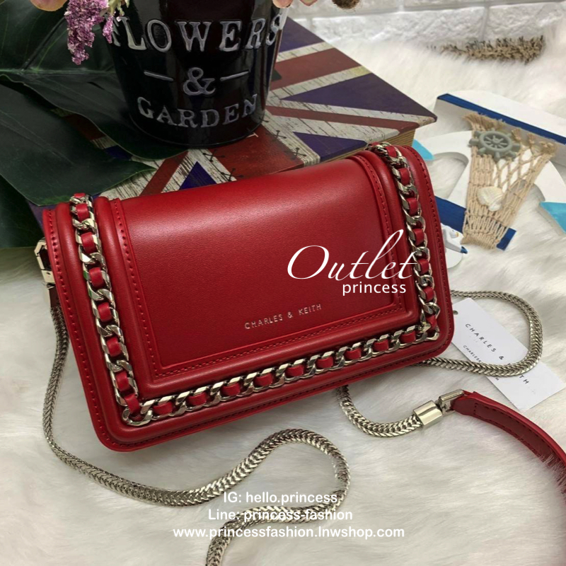 CHARLES & KEITH CHAIN DETAIL CLUTCH BAG กลับมาอีกครั้ง รุ่นขายดี สีออกใหม่ค่ะ!! กระเป๋าทรงคลัท//สะพายข้างได้ วัสดุหนังเรียบ ผิวเงา ตัวกระเป๋าแต่งอะไหล่โซ่เงินเพิ่มความเก๋เข้ามาค่ะ เปิดปิดกระเป๋าแบบกระดุมแม่เหล็ก ฝาปิดด้านบนมีช่องซิปใส่ของจุกจิกค่ะ ภายในมี