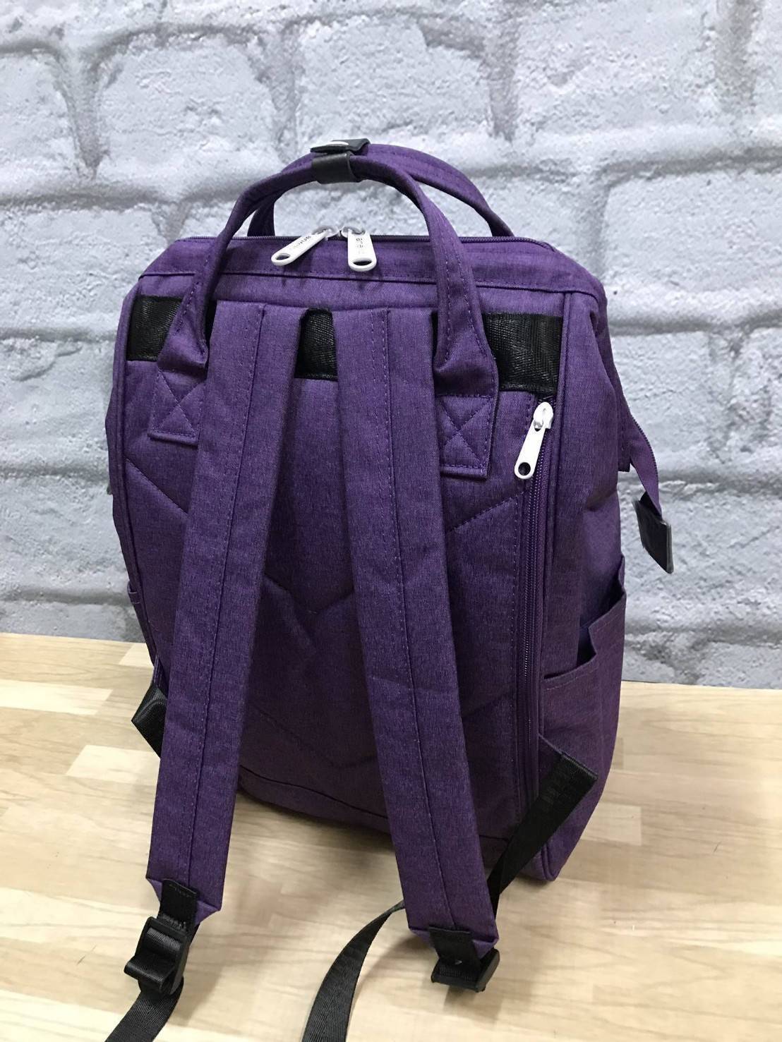 Anello Mottled Polyester Mini Backpack เป้แบรนด์ดังแห่งปี วัสดุ poleyester canvas เนื้อผ้าเรียบหรู และทันสมัย ดีเทลคล้ายรุ่น original ต่างตรงที่ด้านหน้าเป็นงานปักโลโก้สวยงาม และหัวซิป สกรีนโลโก้แบรนด์สีสันเข้ากับตัวกระเป๋า รุ่นชน shop มีหลากสีให้เลือกสรรค