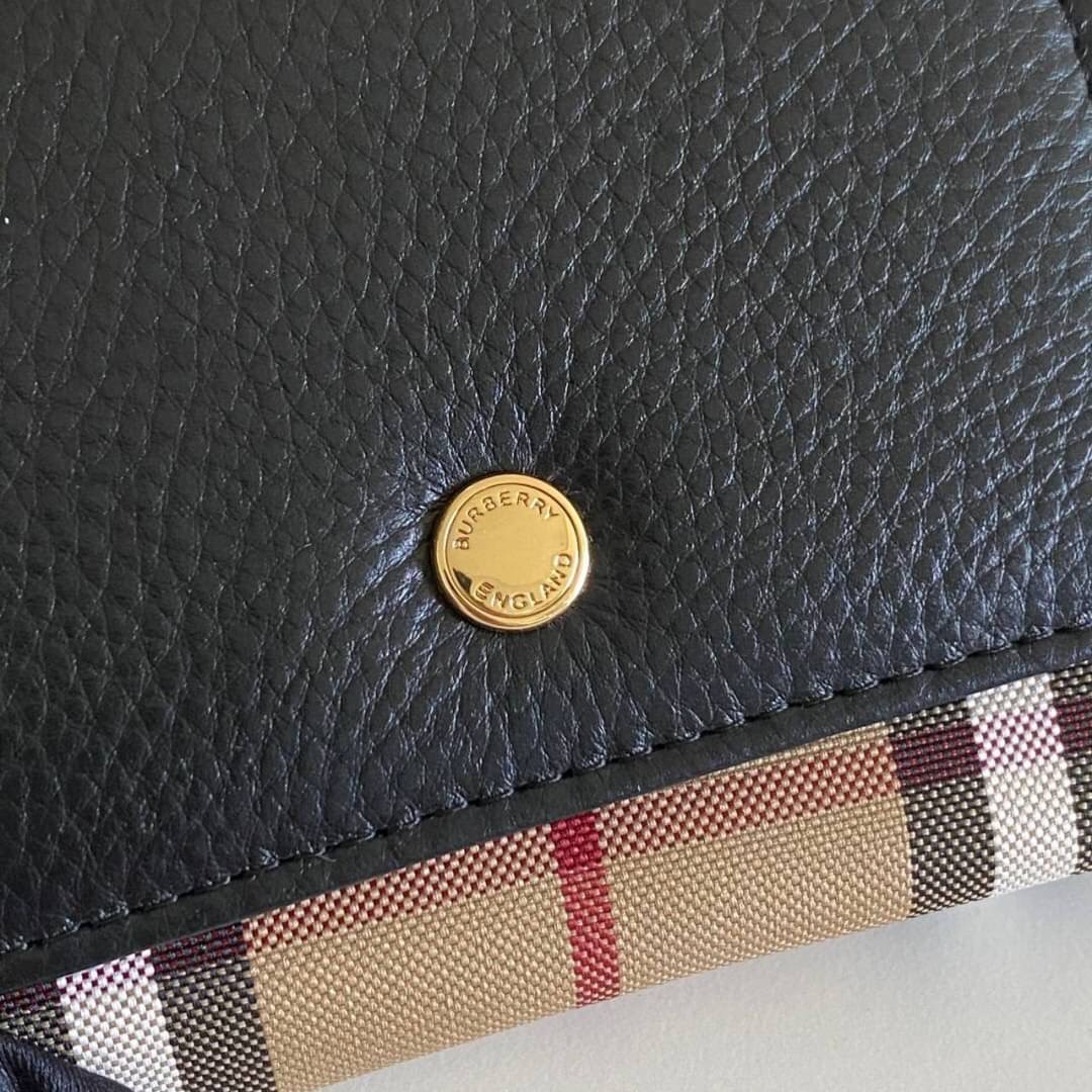 Burberry Card Holder Wallet กระเป๋าเก็บบัตร พร้อมใส่ธนบัตร ขนาดพกพาสะดวก ปั้มอะไหล่ทองเรียบหรู เหมาะมากสำหรับใครที่ พกบัตรต่างๆเยอะๆ ทำให้กระเป๋าสตางค์หนา ตุง เทอะทะ ง่ายๆแค่ใบนี้ใบเดียวเอาอยู่จ้า สวยหรู มาพร้อมกล่อง สามารถซื้อเป็นของขวัญ หรือจะซื้อใช้เอง