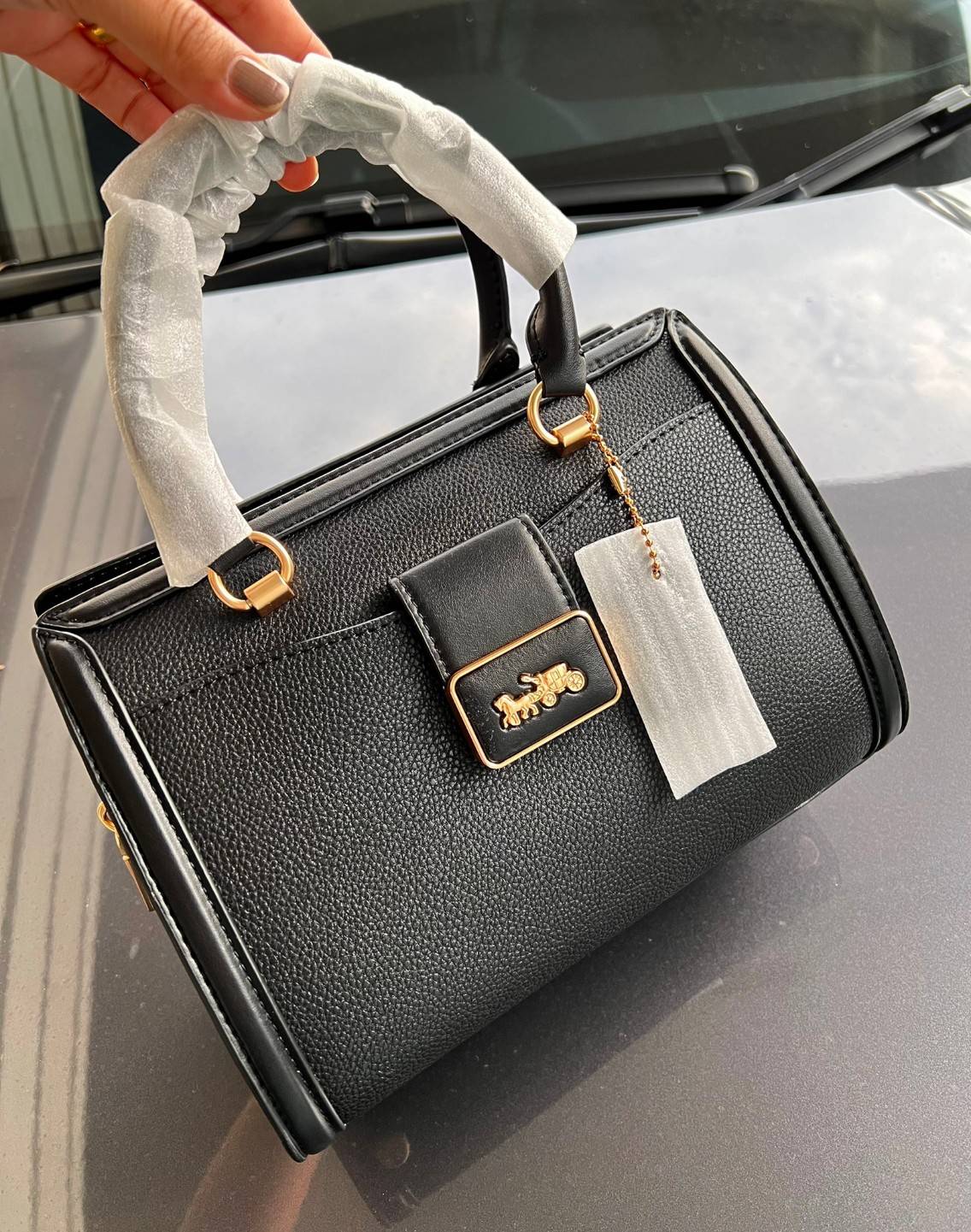 COACH GRACE CARRYALL BAG((cc141)) สวย หรู มาเลยจ้าา พร้อมส่ง! กระเป๋าหิ้ว//สะพายแบบครอสบอดี้ร์ หนังแท้ ทรงสวยหรู อัพลุคให้คุณผู้หญิงดูดีได้เลยทีเดียวค่ะ ด้านหน้าออกแบบเป็นช่องกระดุมแม่เหล็กพร้อมป้ายโละหะแบรนด์เด่นหรูค่ะ เปิด-ปิดกระเป๋าด้วยซิป ภายในใส่กระเ