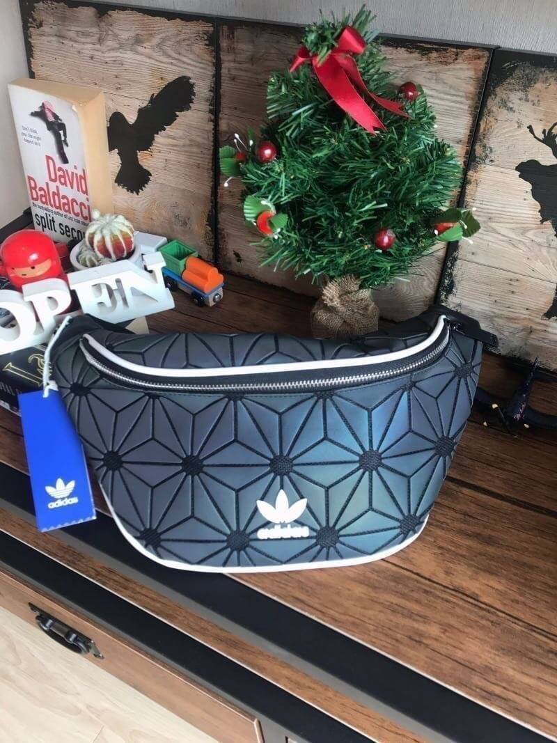 Adidas Originals 3D Mini Airline (ISSEY MIYAKE Style Shoulder Bag) กระเป๋าสะพายสไตล์สปอร์ตแบบคาดเอวคาดอกรุ่นใหม่ดีไซน์สุดฮิตสไตล์ ISSEY MIYAKE ใช้ได้ทั้งชายและหญิง ขนาดกำลังดี น้ำหนักเบา ด้านหน้าประดับโลโก้แบรนด์ เปิดปิดด้วยซิปสะดวกใช้อะไหล่ปั้มแบรนด์สวยด