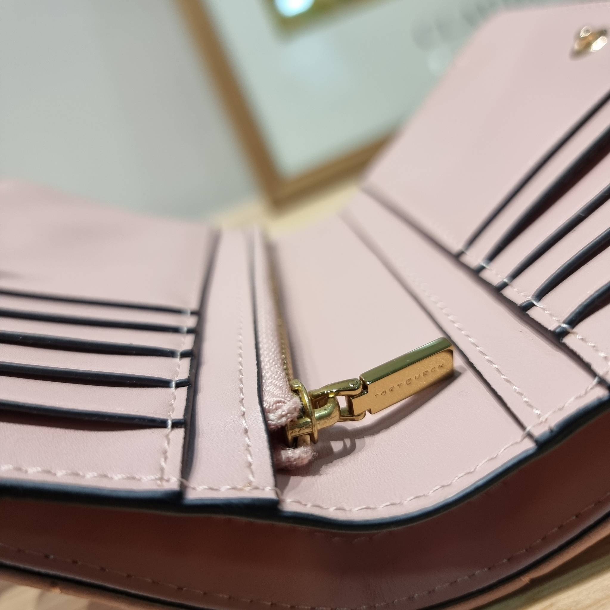 TORY BURCH KIRA CHEVRON MEDIUM SLIM WALLET กระเป๋าสตางค์ใบกลางรุ่นบาง ไม่กินพื้นที่กระเป๋า ดีไซน์เรียบหรู