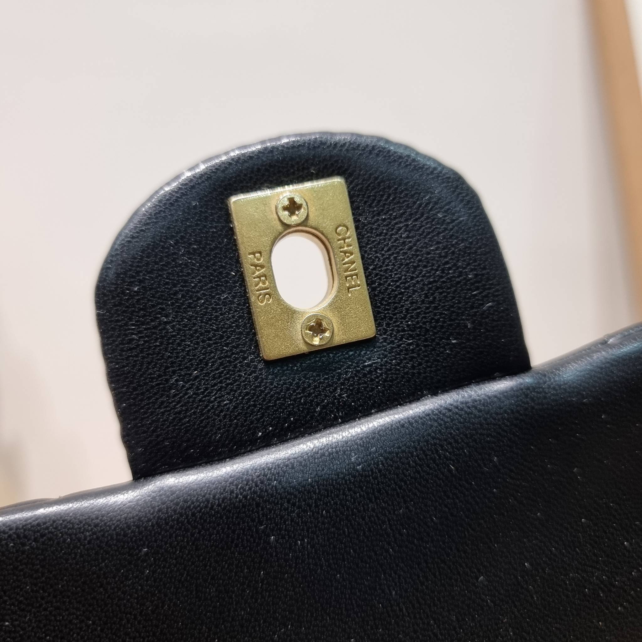 CHANEL GIFT SET สุดหรูชวนให้สะสมส่งท้ายปี กับไอเท็มลิมิเต็ดและ best seller พร้อมเสิร์ฟครบชุด สุดคุ้ม มาพร้อมกระเป๋าสะพายถึง 2 ใบ เด็ดทั้งคู่ๆ วัสดุหนังวัว และยังไม่พอ มีกระเป๋าสตางค์แถมให้ไปอีก 1ใบ สวยครบจบในเซ็ทเดียว!!