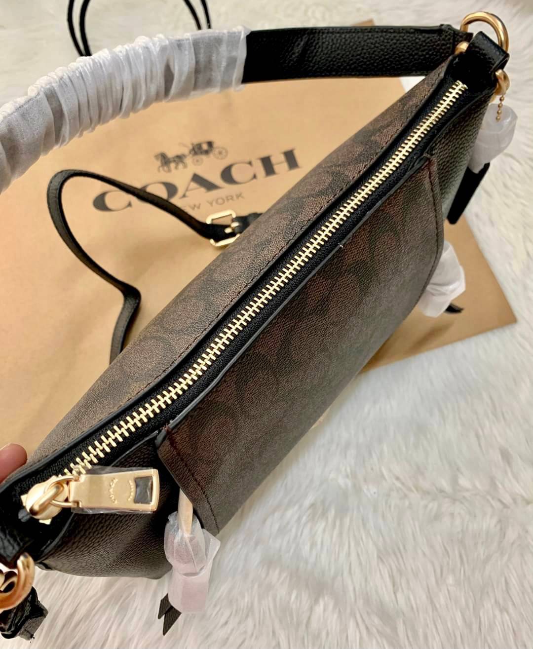 COACH SMALL MARLON SHOULDER BAG ((1600//1597)) 🌈พร้อมส่งที่ไทยอีกครั้ง ตามคำเรียกร้อง ห้ามพลาด! กระเป๋าหิ้ว//คล้องไหล่//สะพายข้างได้ หนังแท้ ทรงสวยมากค่ะ ด้านหน้ามีช่องซิปซ่อนแบบหนังห้อยให้2ช่อง ใส่ของจุกจิกค่ะ เปิดปิดกระเป๋าแบบซิป ภายในกว้างใส่ขอ