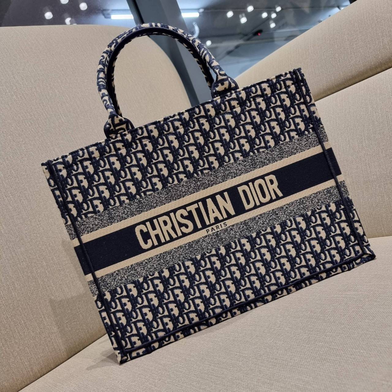 VIP 】HOT ARRIVAL!! DIOR CD SHOPPING BAG WITH GWP กระเป๋าทรงช้อปปิ้งใบใหญ่ จุใจ!! พรีเมี่ยมกิ๊ฟรุ่นดับเบิ้ลฮอต ดีไซน์คลาสสิควินเทจ สวยหรู วัสดุผ้าแคนวาสลายกราฟฟิค ภายในโล่งกว้างมากๆ ใส่ของจุสุดๆ โน้ตบุ้ค ไอแพด กระเป๋าสตางค์ มือถือ หรือเสื้อผ้ายังได้ สะพายค