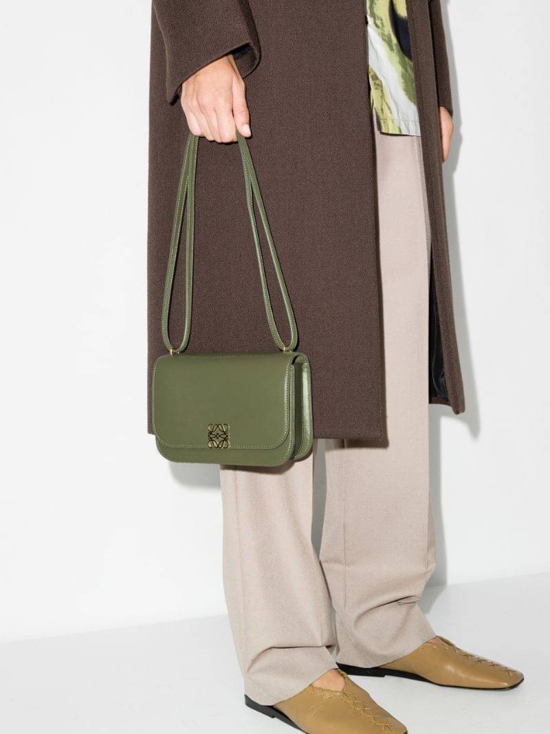 small : LOEWE Goya anagram small leather shoulder bag มาทำความรู้จักทุกดีเทลของ กระเป๋า GOYA ไอเท็มใบใหม่ล่าสุดจาก Loewe ด้วยรูปทรงกล่องอันคลาสสิกที่มาพร้อมรายละเอียดอันน่าค้นหา ด้วยรูปทรงบ็อกสุดคลาสสิก พร้อมโครงสร้างที่กะทัดรัดเปี่ยมไปด้วยสเน่ห์น่าค้นหา 