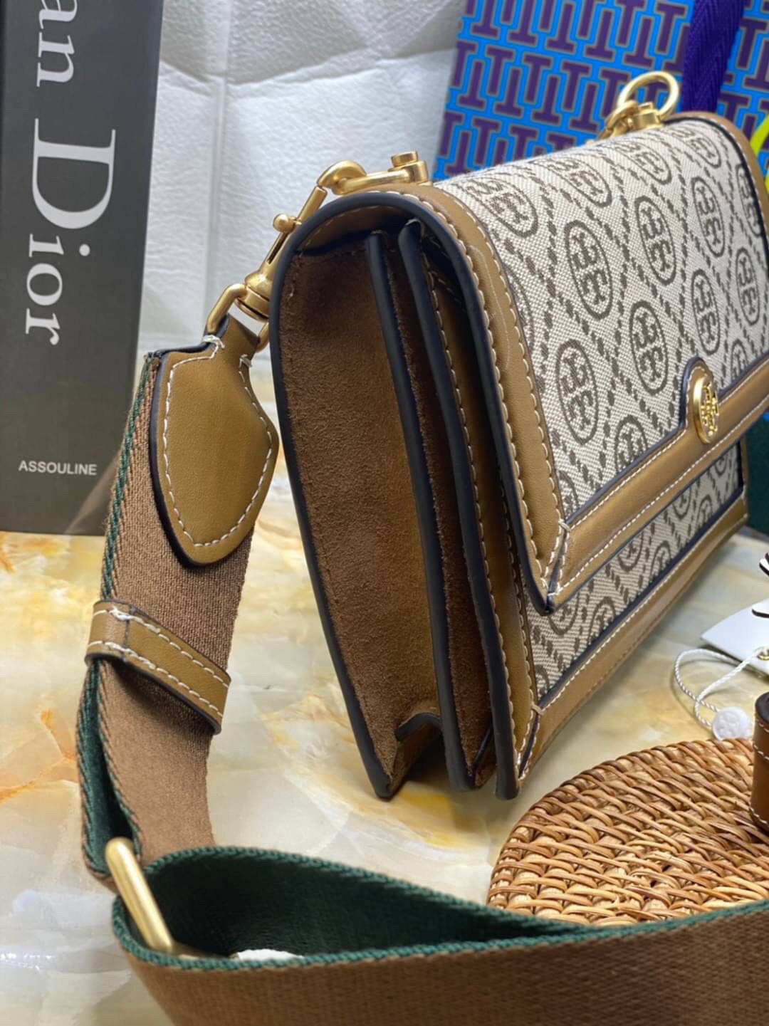 สีใหม่ Hazelnut Medium Size TORY BURCH T Monogram jacquard shoulder bag คอลเลคชั่น T Monogram สำหรับคอลเลคชั่นฤดูใบไม้ผลิ 2021 เราสร้างสรรค์ลายโมโนแกรมที่ได้รับแรงบันดาลใจมาจากลวดลายการถักทอผ้าห่มของชาว Pennsylvania Dutch แบบดั้งเดิม เป็นการเฉลิมฉลองโลโก้