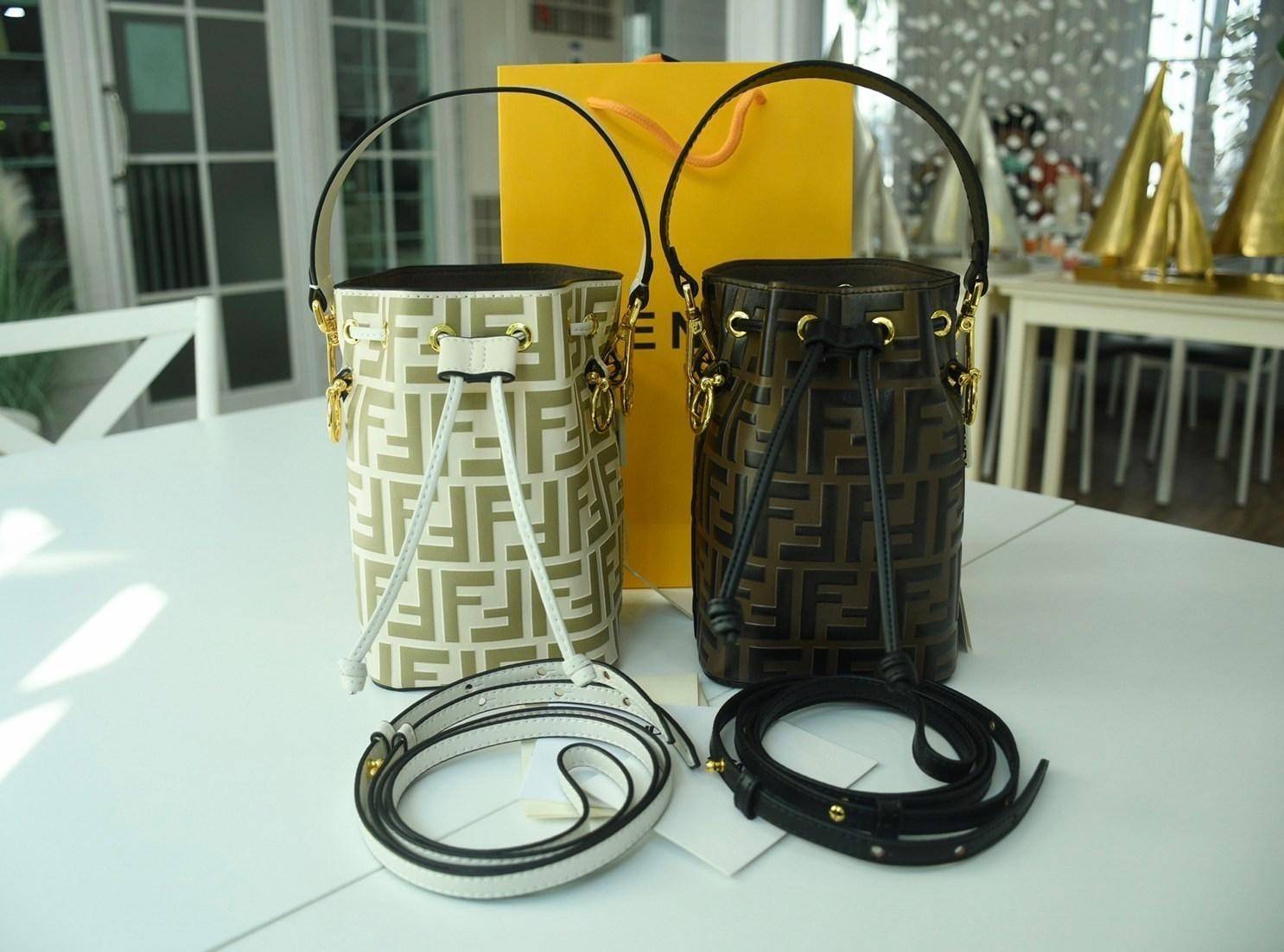 Fendi MonTresor mini Bucket Bag กระเป๋าถือหรือสะพายข้าง วัสดุหนังแท้หนังแข็ง ทรงขนมจีบ ลายแบรนด์ อะไหล่ทองหรูหรา จุของได้เยอะ น้ำหนักเบา ตั้งอยู่ทรง ด้านในโล่ง มี2สาย สายสั้น+ยาว ถอดสายได้ Crossbody ได้ สายยาวปรับระดับได้ คุ้มสุดๆ ใบนี้ไม่ควรพลาดค่ะ ดาราเ