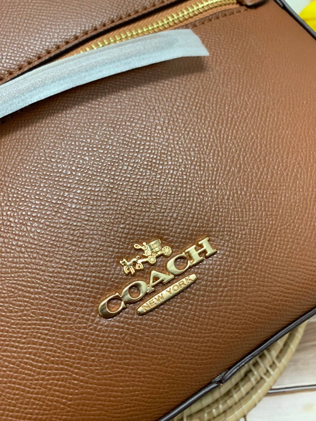 COACH JORDYN BACKPACK IN BLOCKED SIGNATURE ((76622//76624//76715)) พร้อมส่ง กระเป๋าสะพายหลังแบบมีหูหิ้ว หนังแท้ หนังนิ่มอย่างดีเลยค่า ด้านหน้ามีช่องซิปหนึ่งช่องสำหรับใส่ของจุกจิกนะคะ เปิดปิดช่องหลักแบบซิปคู่ หัวซิปมีหนังห้อยมาให้ ภายในกระเป๋าโล่งใส่สัมภาร