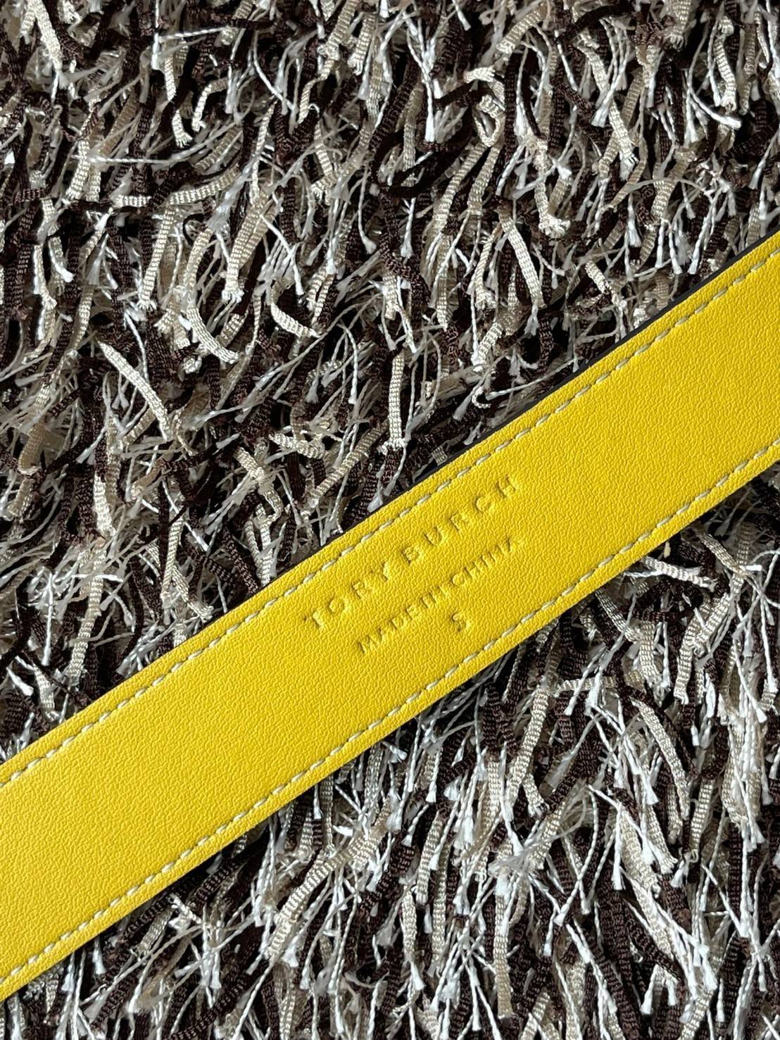 Tory burch t monogram jacquard belt เมื่อพูดถึงแบรนด์ระดับ Hi-end แล้วจะพลาดไม่ได้เลยกับแบรนด์ Tory Burch ที่ครองใจสายแฟชั่นมาโดยตลอด กับหัวเข็มขัดสัญลักษณ์ Double T ที่ได้รับความนิยมสูง มีการดีไซน์หัวเข็มขัดเป็นทองเหลืองเพื่อให้มีความโดดเด่นมากขึ้น ลวดลา