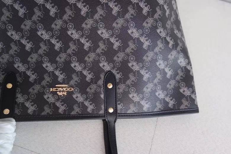 COACH 91107 REVERSIBLE CITY TOTE WITH HORSE AND CARRIAGE PRINT ใช้ได้ 2 ด้าน 🔺ทรง Tote รุ่นแนะนำค่ะ!! วัสดุ pvc อย่างดี นิ่มยวบตัวสวย ลายรถม้าทั้งใบค่ะ (ในไทยหายากค่ะลายนี้) 📌สามารถใช้ได้ทั้งด้านในและด้านนอกนะคะ สวยทั้ง2ด้านเลยทีเดียว เป็น
