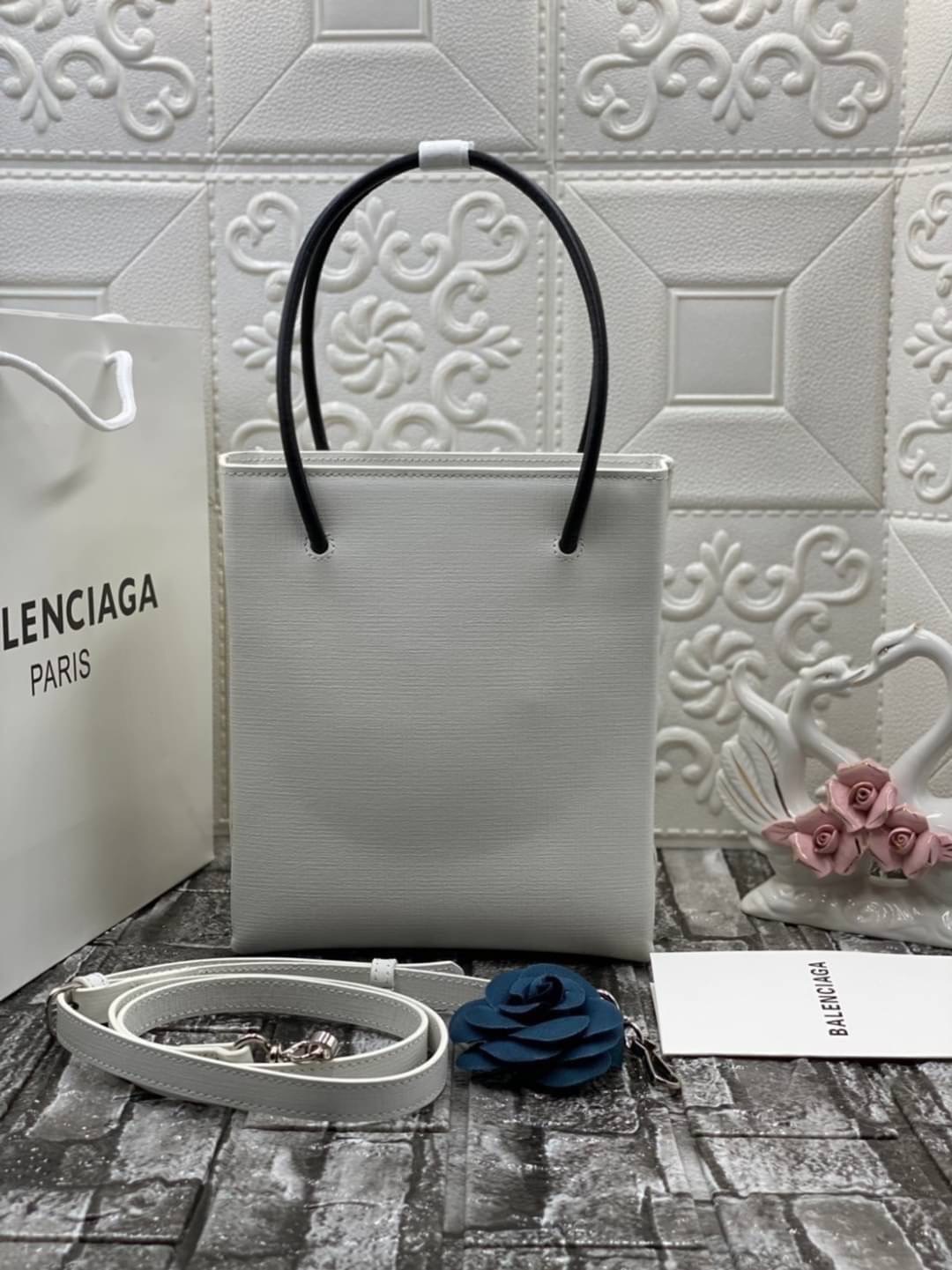 หนังแท้ BALENCIAGA XXS TOTE / Balenciaga shopping tote xxs พกกระเป๋าช้อปปิ้ง ไปทุกที่ในฤดูกาลนี้ ดีไซน์ที่ใช้ได้ทุกวันตั้งแต่หนังแบบมีเท็กซ์เจอร์ ภาพสินค้าถ่ายจากงานขายจริง ใช้งานต่างประเทศได้