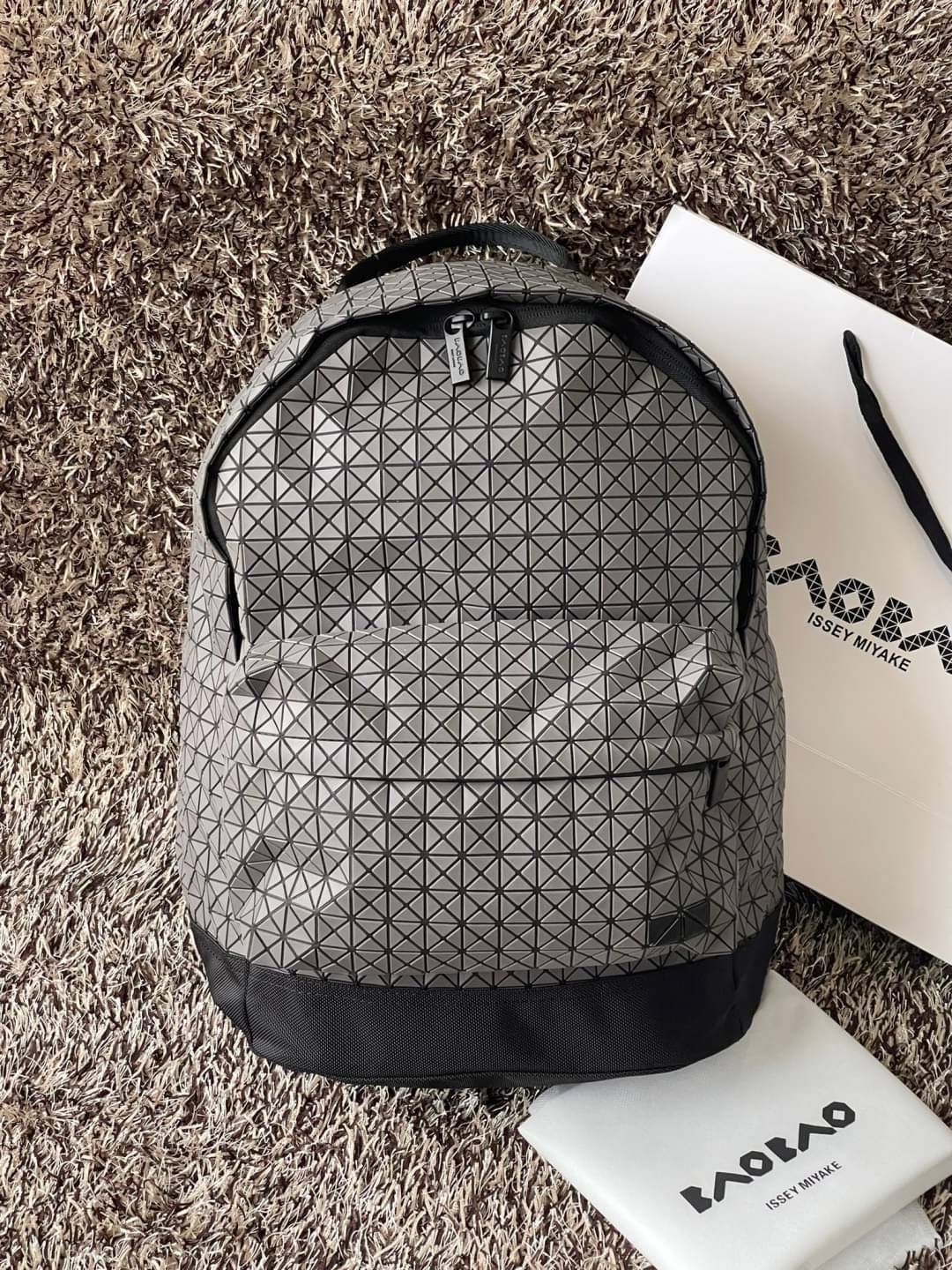 Bao Bao Issey Miyake Daypack geometric backpack กระเป๋าเป้ทรงคลาสสิก รองรับน้ำหนักได้ดี เหมาะกับการเดินทาง เป้สะพายหลังรุ่น Daypack One-Tone Backpack มาในรูปทรงกระเป๋าเป้สุดคลาสสิก โดดเด่นด้วยการออกแบบที่เป็นเอกลักษณ์ วัสดุสามเหลี่ยมขนาดเล็กพิเศษ ได้กลิ่น
