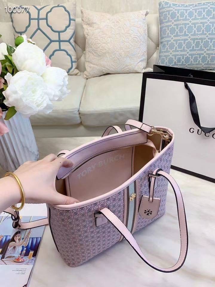 TORY BURCH TOTE BAG กระเป๋าสะพายไหล่ทรงชอปปิ้ง รุ่นขายดีอันดับ1 ของแบรนด์นี้นะคะ ทรงคลาสสิค ฮิตตลอดกาล ทรงสวยขนาดกำลังดี ตัวกระเป๋า วัสดุหนัง Pu ด้านหน้าติดโลโก้แบรนด์ /ประดับด้วยพวงกุญแจหนัง ตัดแถบแนวเส้นตรงวัสดุผ้าแคนวาส เปิดปิดด้วยซิปรูด ภายในช่องหลัก 