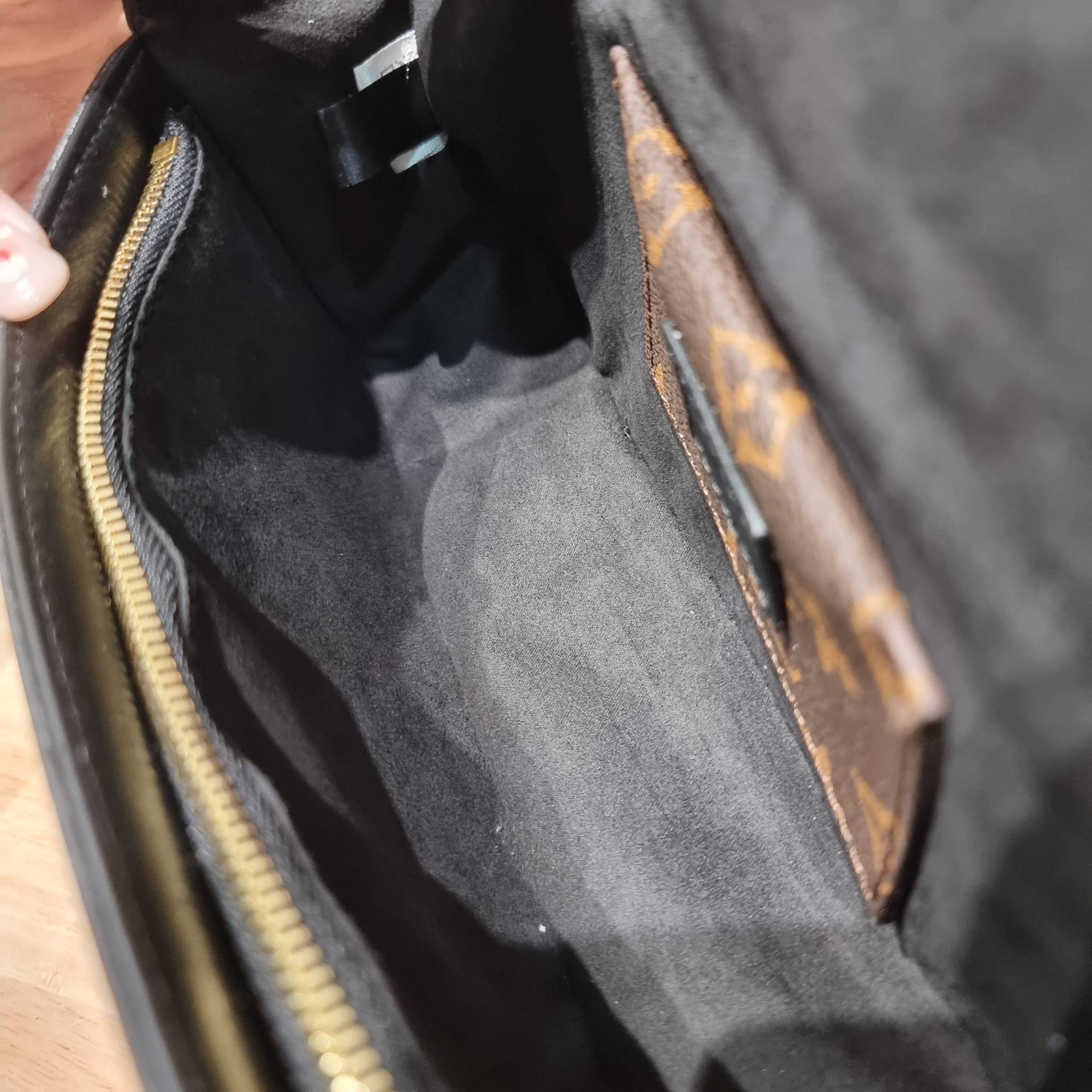 LV officier crossbody bag / LV Officier Pouch With Strap กระเป๋าสะพายเรียบหรู ดีไซน์เรียบง่าย ใช้งานสะดวก พร้อมใบลูกน่ารัก และสายสะพายเส้นใหญ่ ทนทาน แน่นหนา วัสดุหนังเรียบสวย