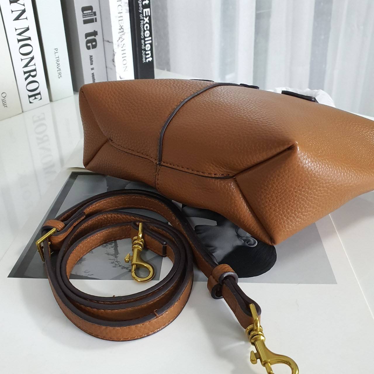 Tory Burch Mcgraw Mini Top Zip Satchel กระเป๋าสะพายทรงสวย ใบขนาดเล็กกำลังดี หนังสวยมาก ปักโลโก้แบรนด์ด้านหน้า เปิดปิดด้วยซิปยาวอะไหล่ทอง บุผ้าไนลอนปั้มลายแบรนด์ด้านใน พร้อมช่องใส่ของ1ช่อง สามารถใส่กระเป๋าสตางค์ใบยาว มือถือ iphone เงิน ของจุกจิกได้ มาพร้อม