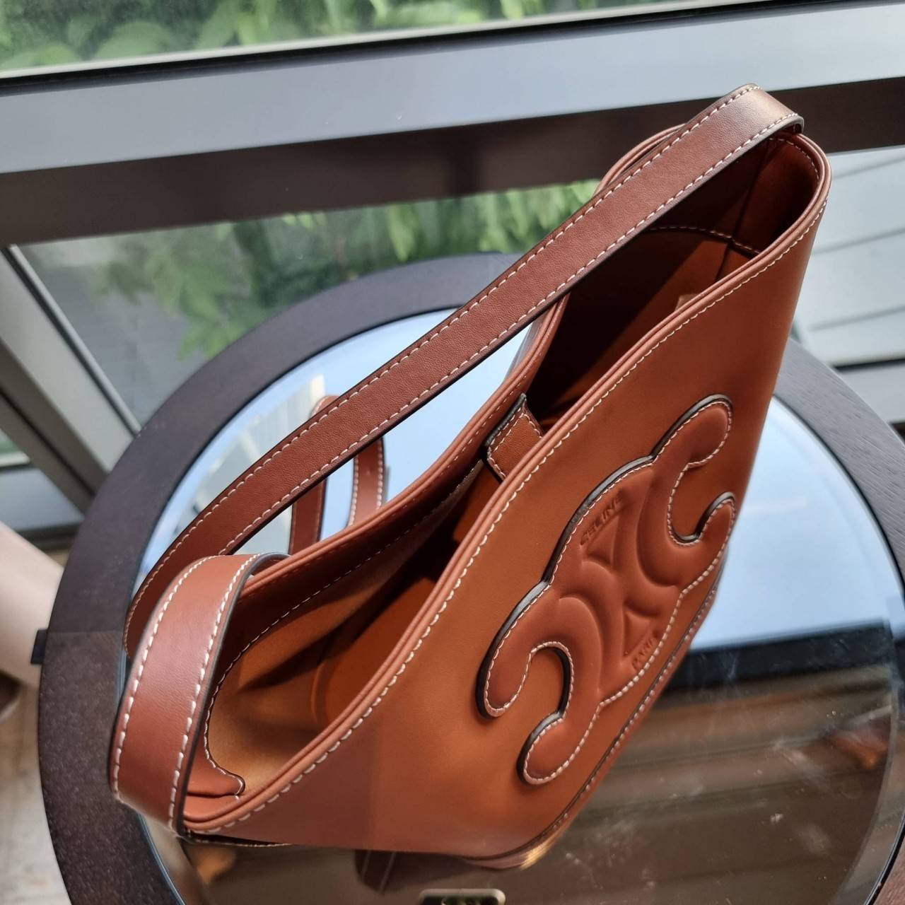 VIP 】CELINE BUCKET BAG CUIR TRIOMPHE คอลเลคชั่นใหม่ ฮิตข้ามปี กับกระเป๋าสะพายทรงถัง ใช้งานง่ายที่สุด สายสะพายในตัว ปรับใช้ได้เลย วัสดุหนังวัว เรียบหรู ผู้ดีไปอีก โดดเด่นด้วยโลโก้เอกลักษณ์ มีกระดุมปิดที่ปากกระเป๋า ภายในโล่งกว้าง ใส่ของแบบจุๆไปเลย เป็นรุ่นท